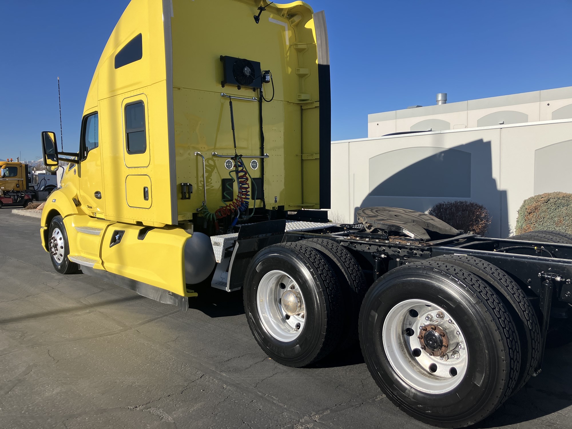2022 Kenworth T680 - image 2