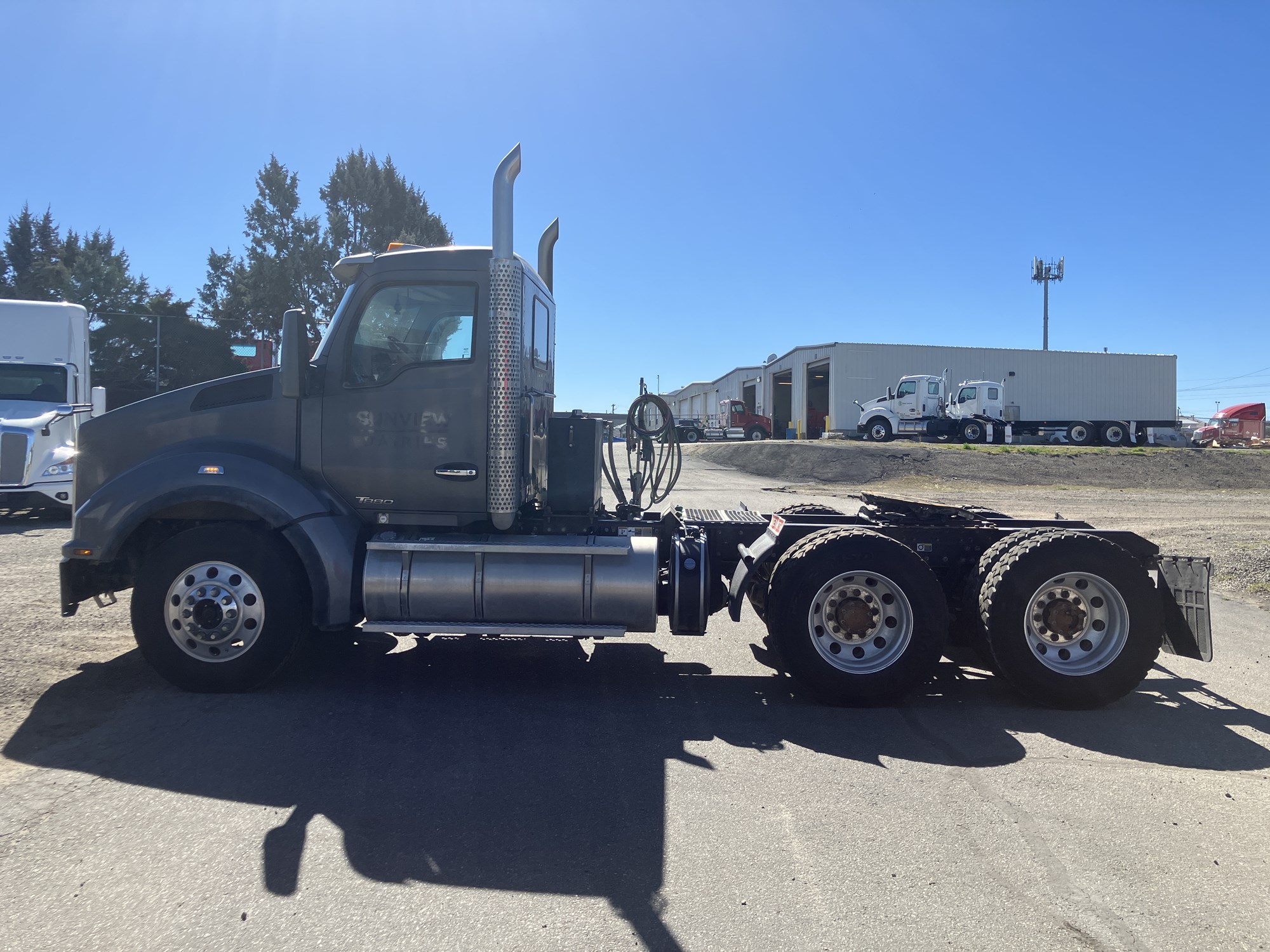 2022 Kenworth T880 - image 2 of 6