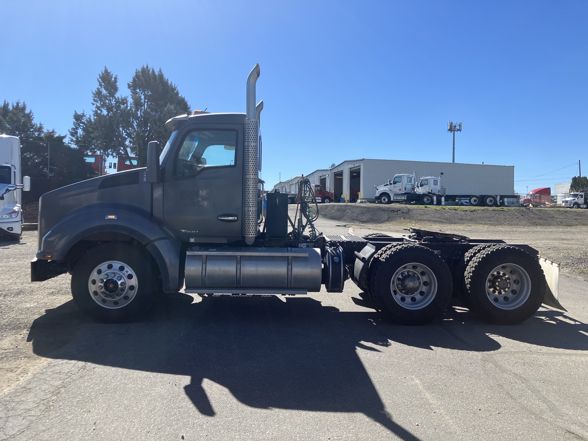 2021 Kenworth T880 - image 2 of 6