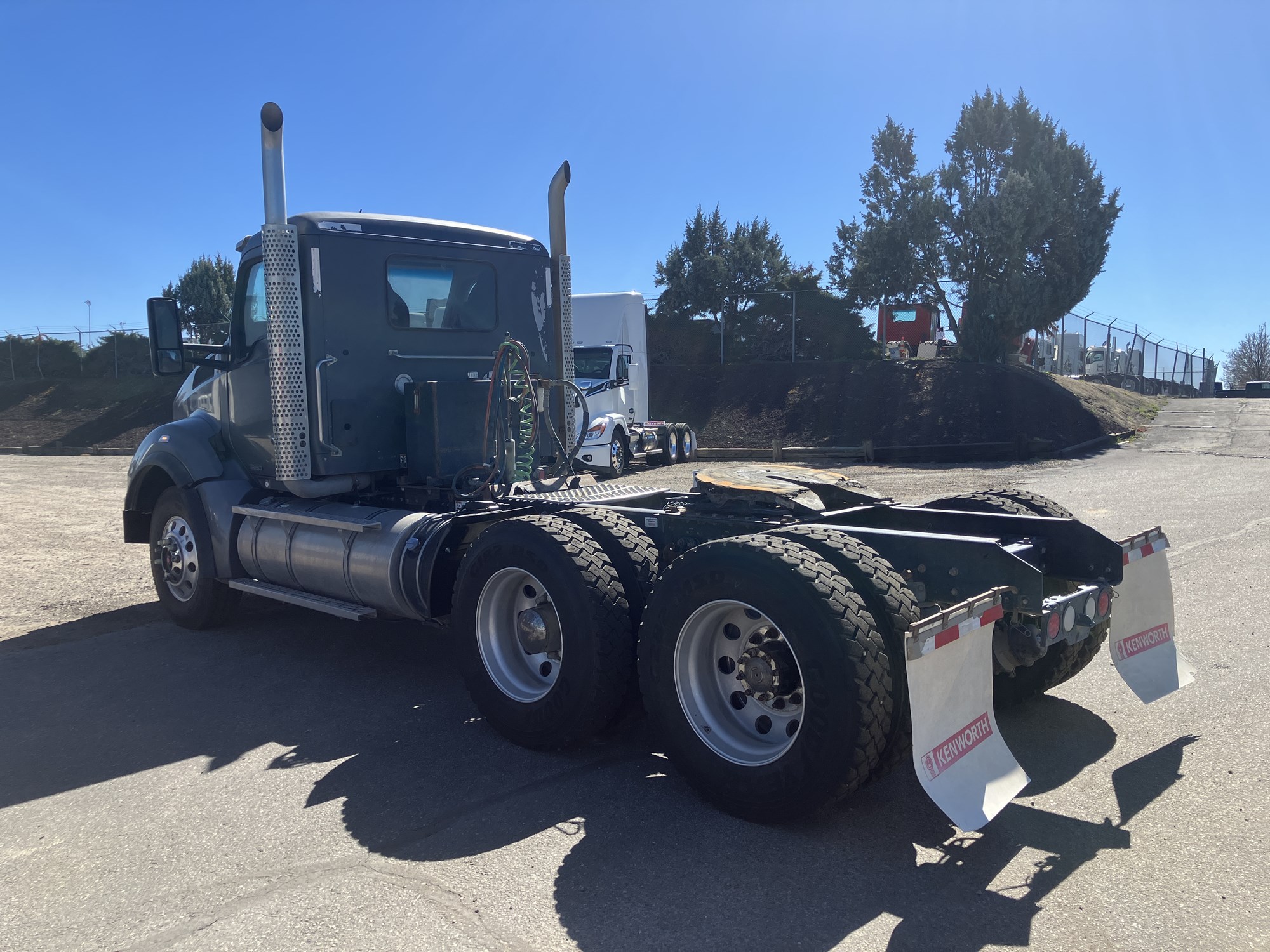 2021 Kenworth T880 - image 3 of 6