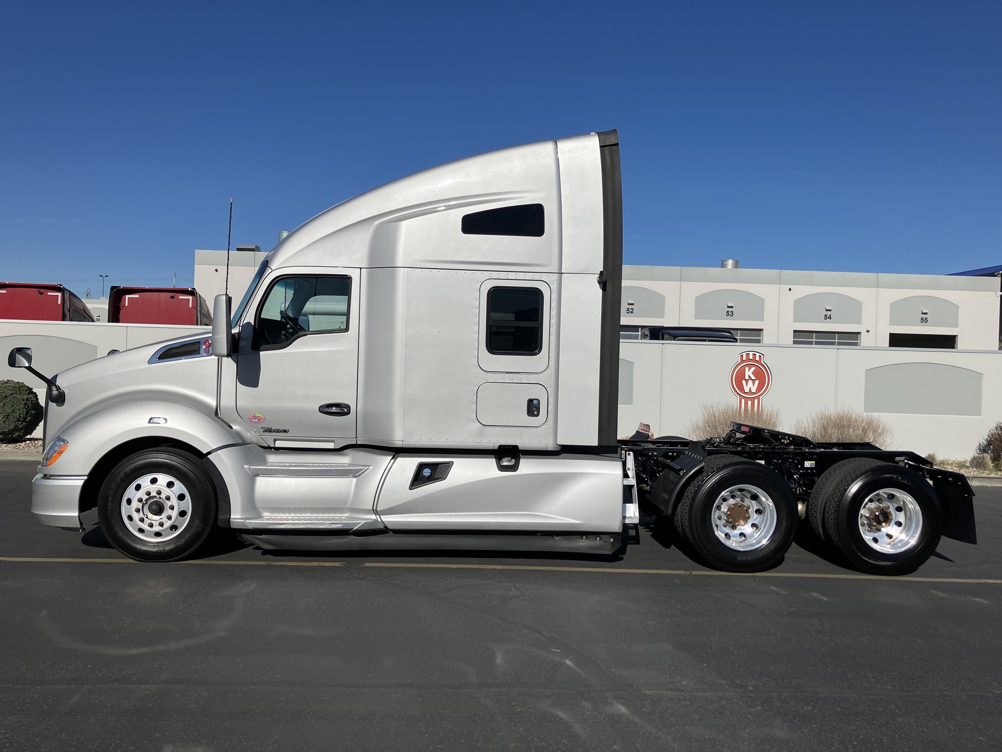 2022 Kenworth T680 - image 1