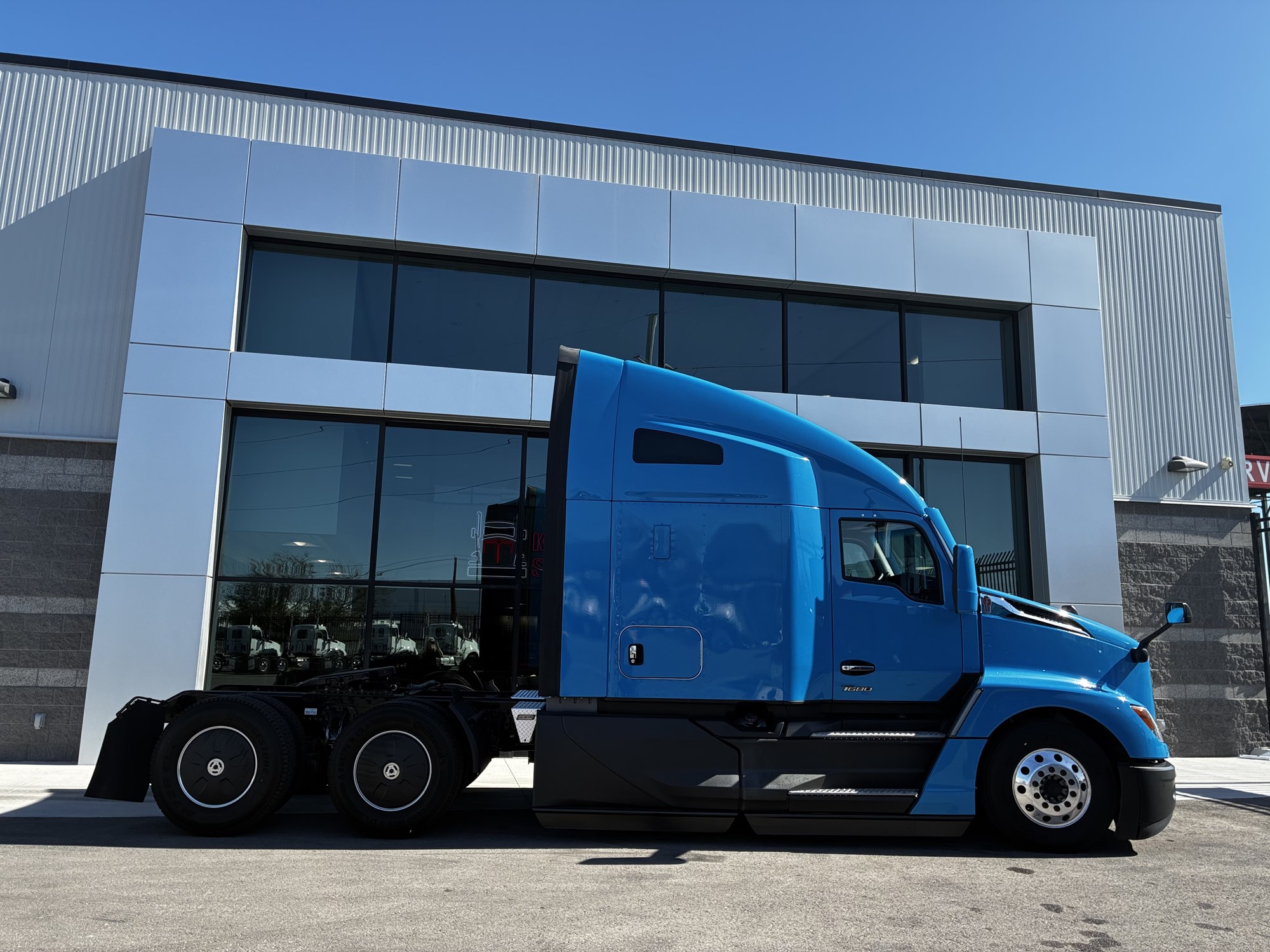 2022 Kenworth T680 - image 2 of 6