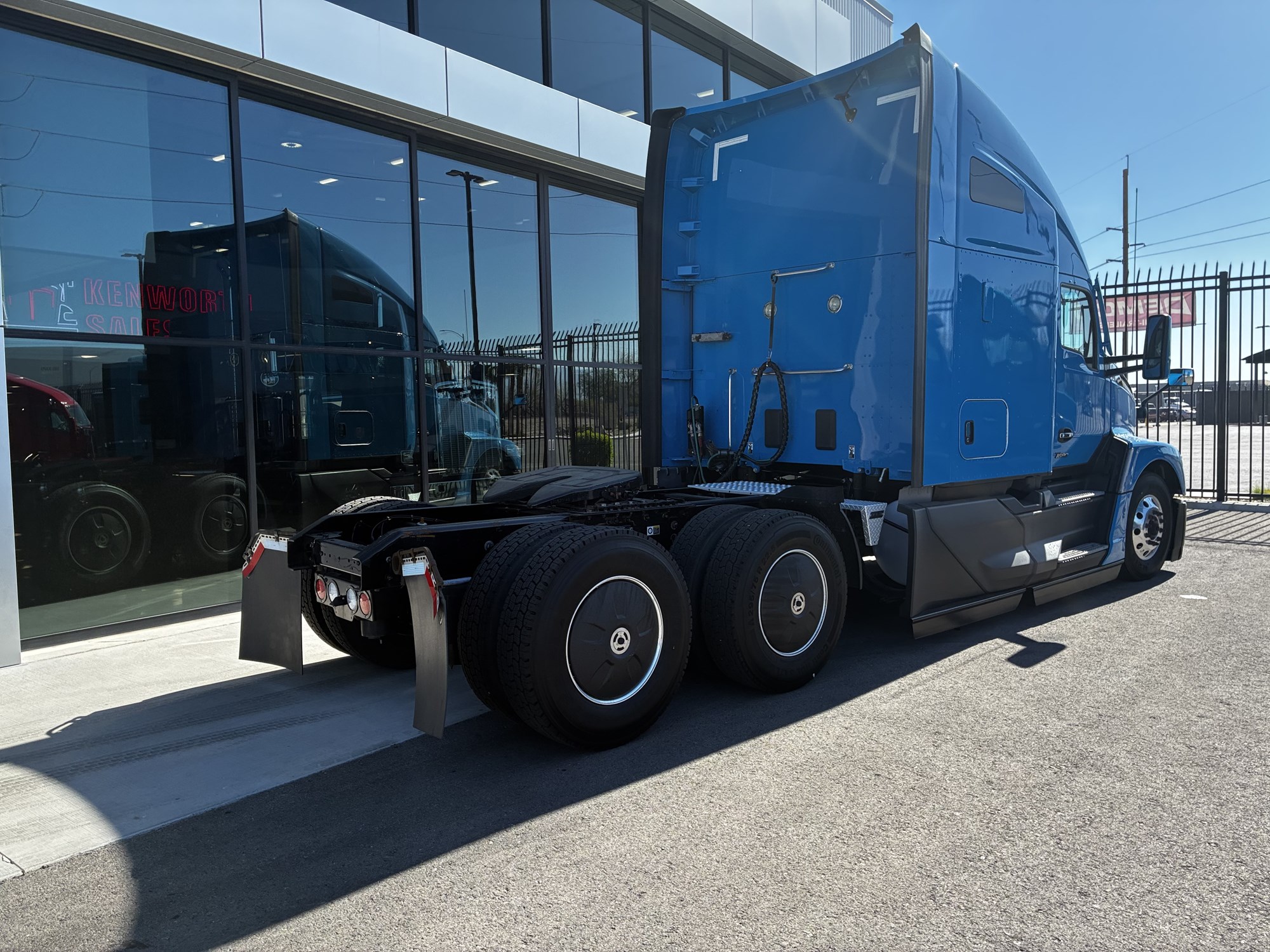 2022 Kenworth T680 - image 3 of 6