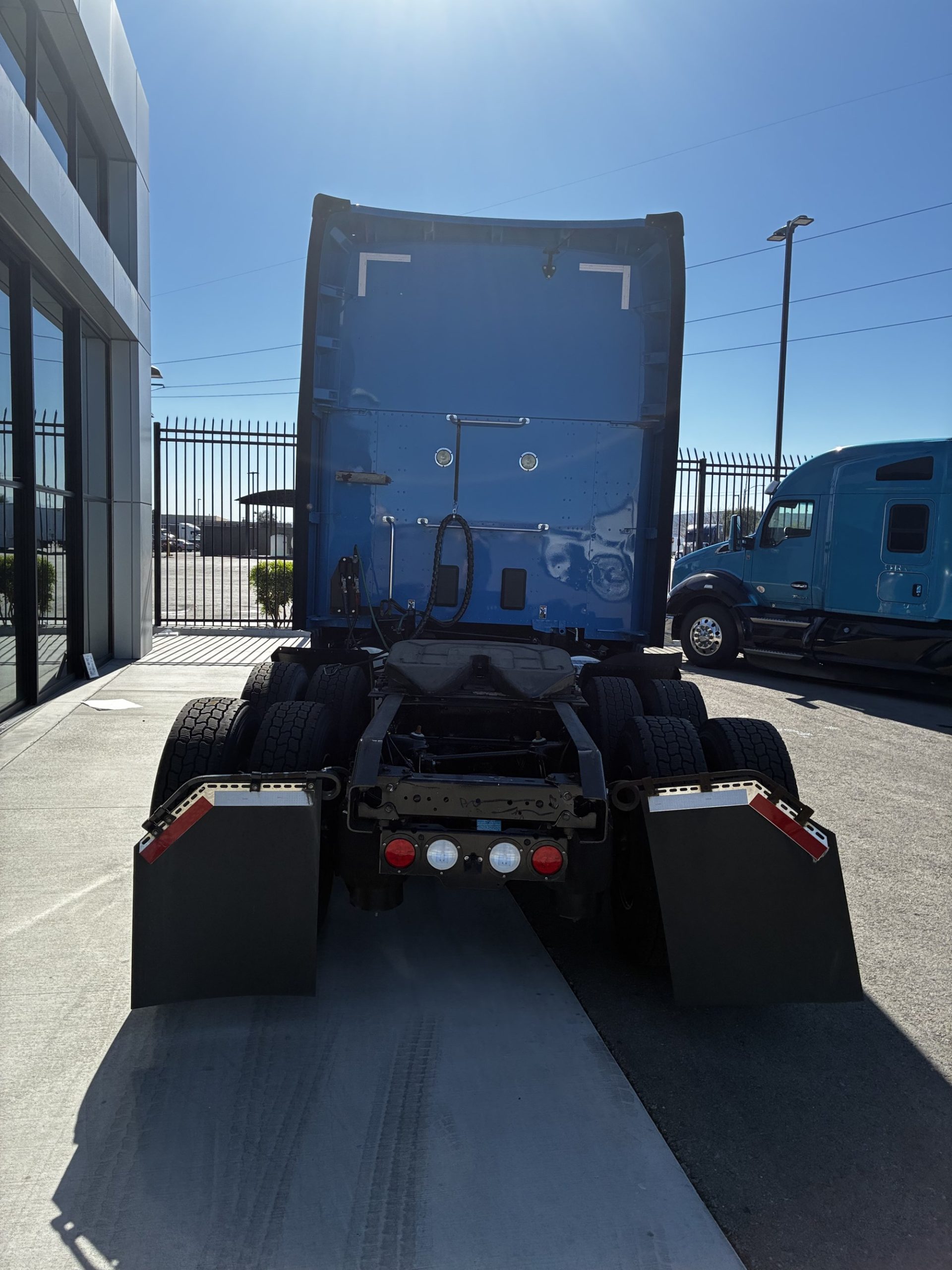 2022 Kenworth T680 - image 4 of 6