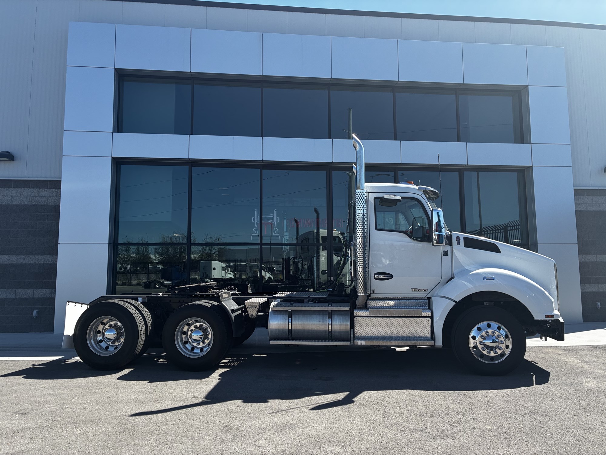 2022 Kenworth T880 - image 2 of 6