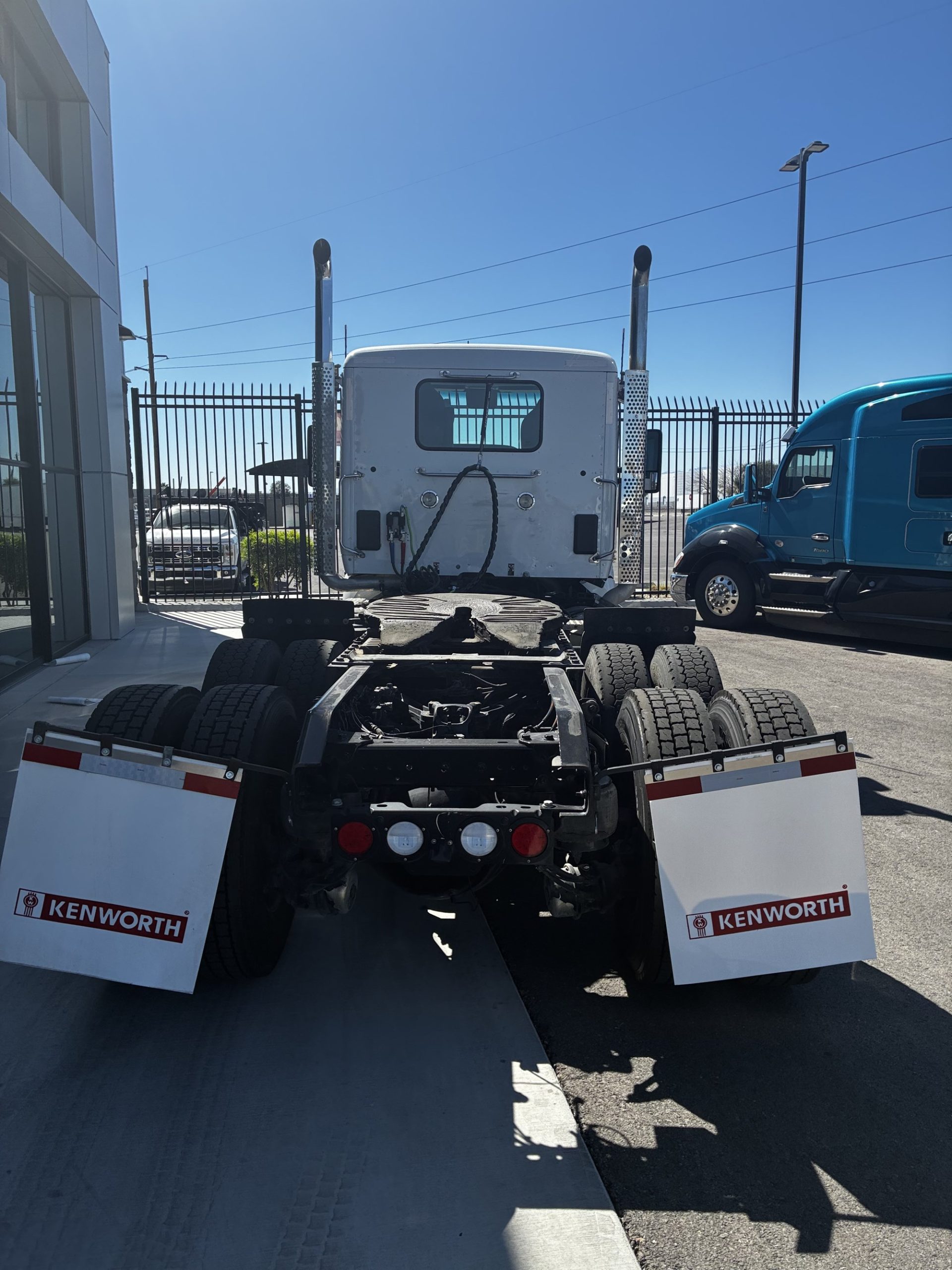 2022 Kenworth T880 - image 4 of 6