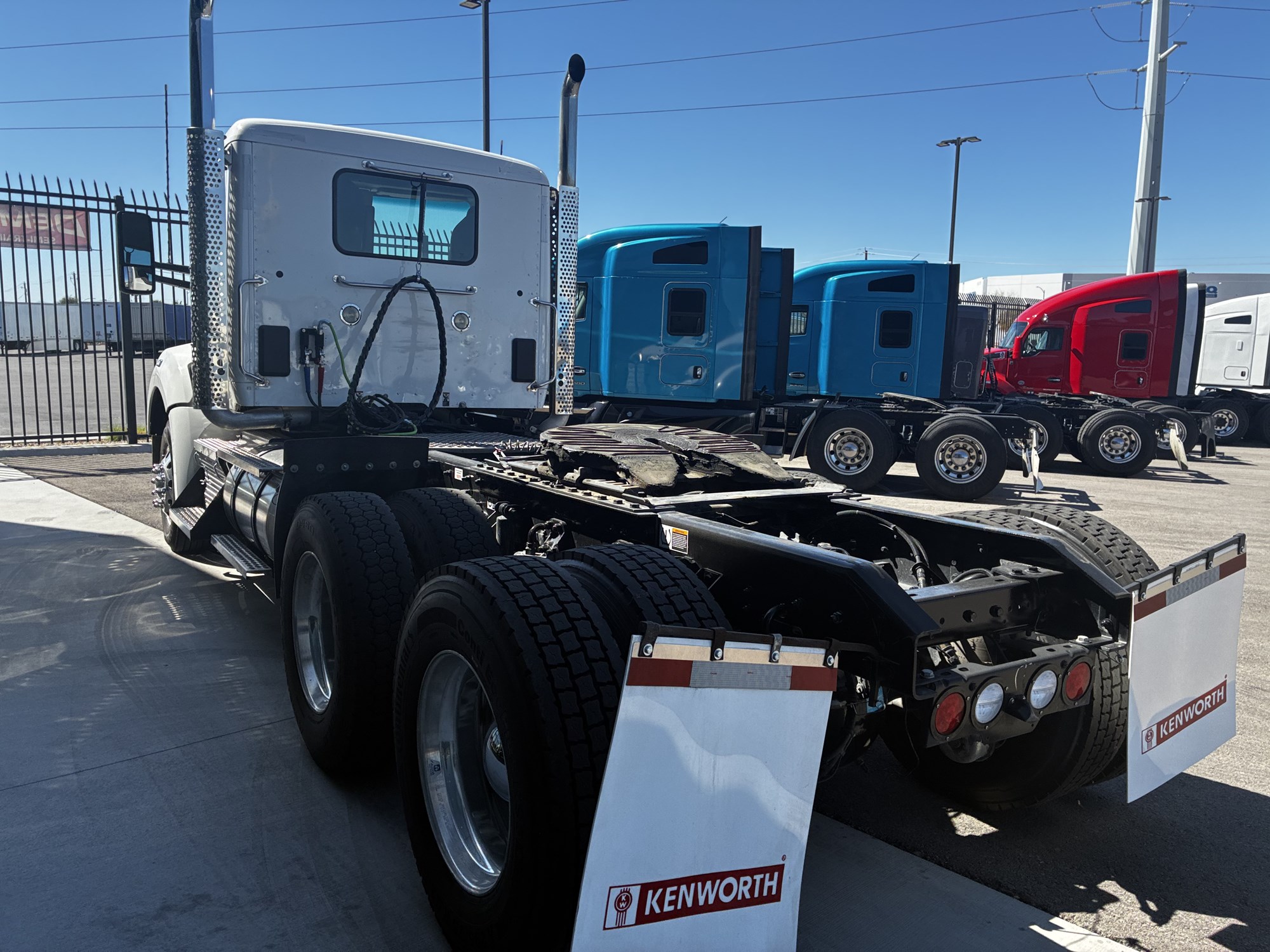 2022 Kenworth T880 - image 5 of 6