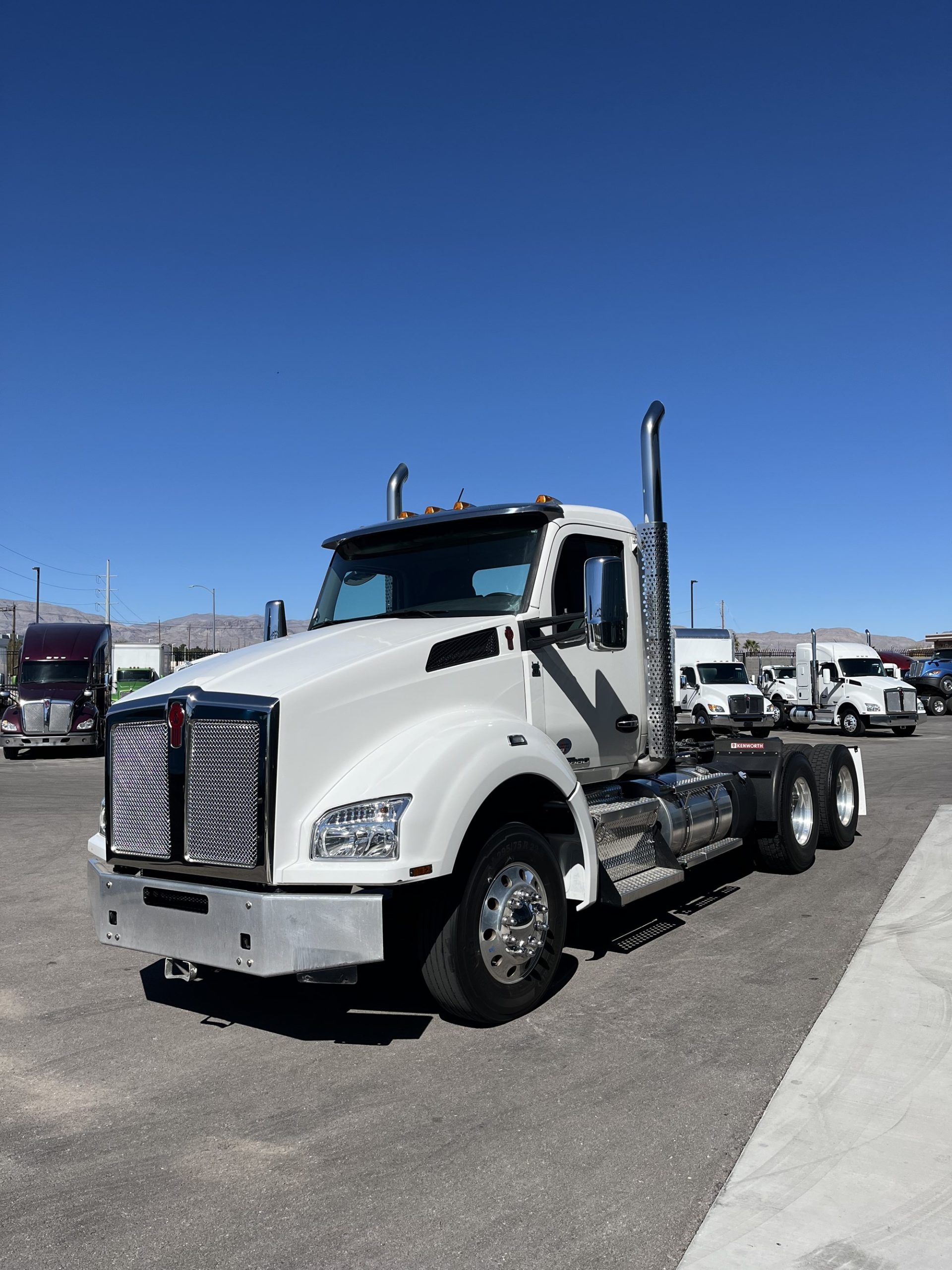 2022 Kenworth T880 - image 1 of 3
