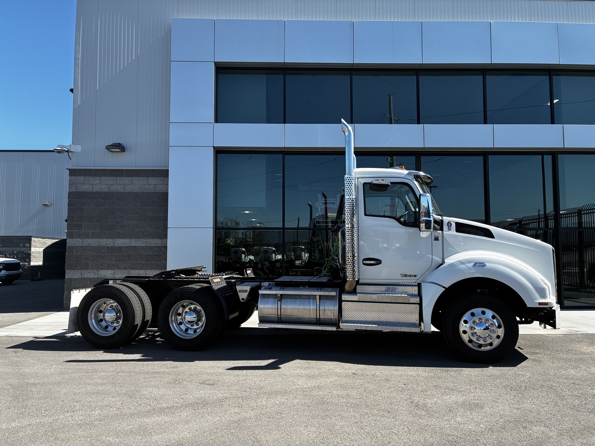 2022 Kenworth T880 - image 2 of 6