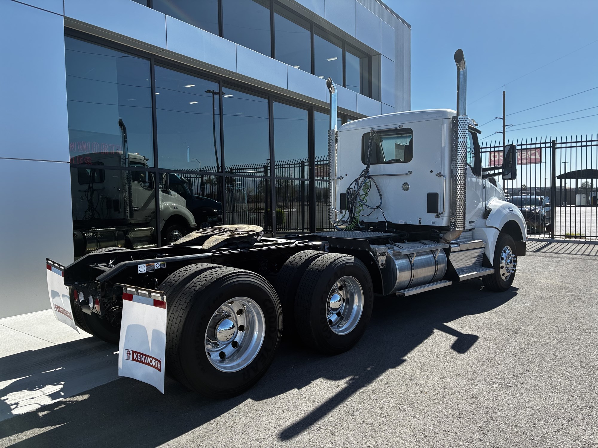 2022 Kenworth T880 - image 3 of 6