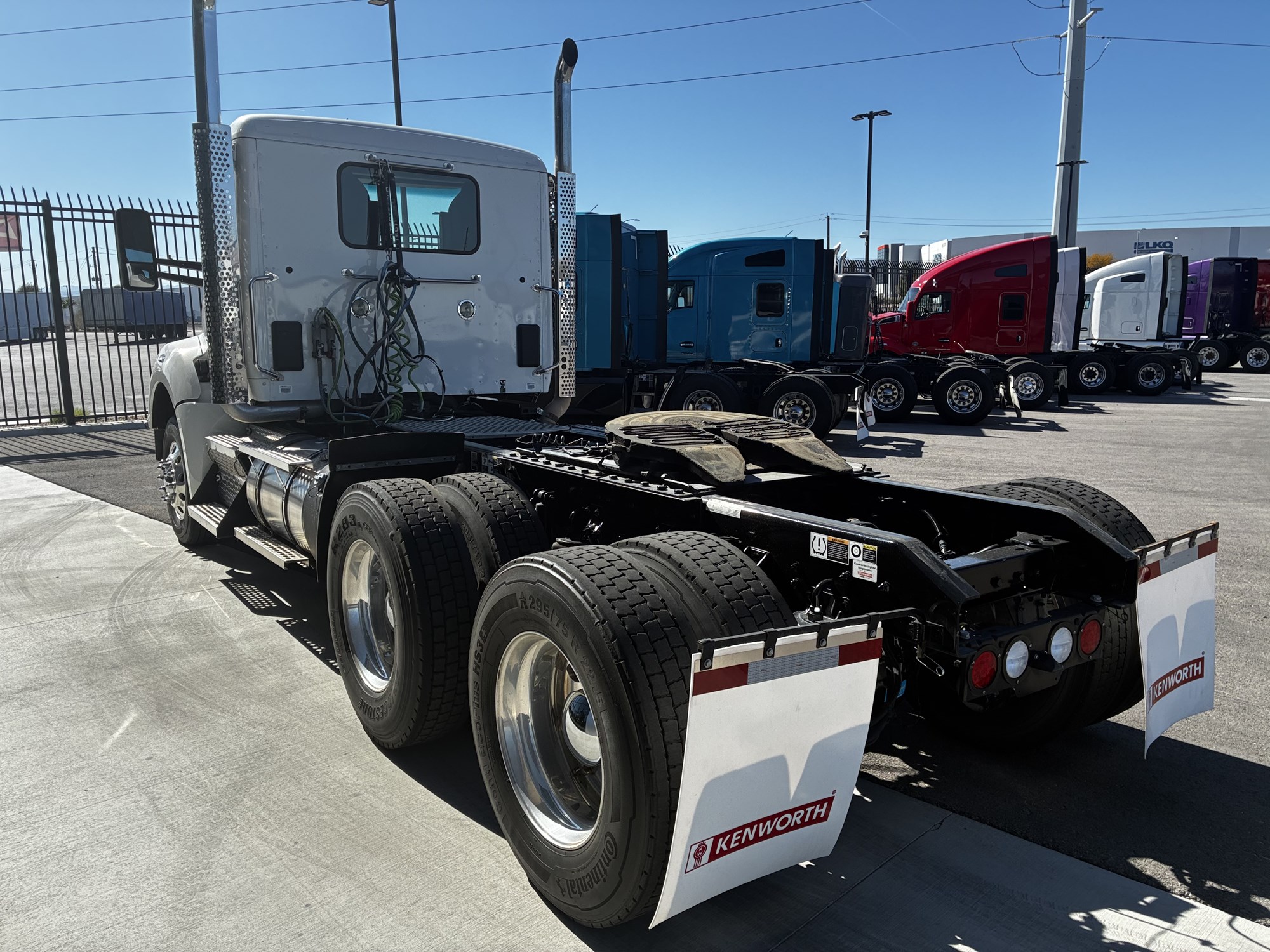 2022 Kenworth T880 - image 5 of 6