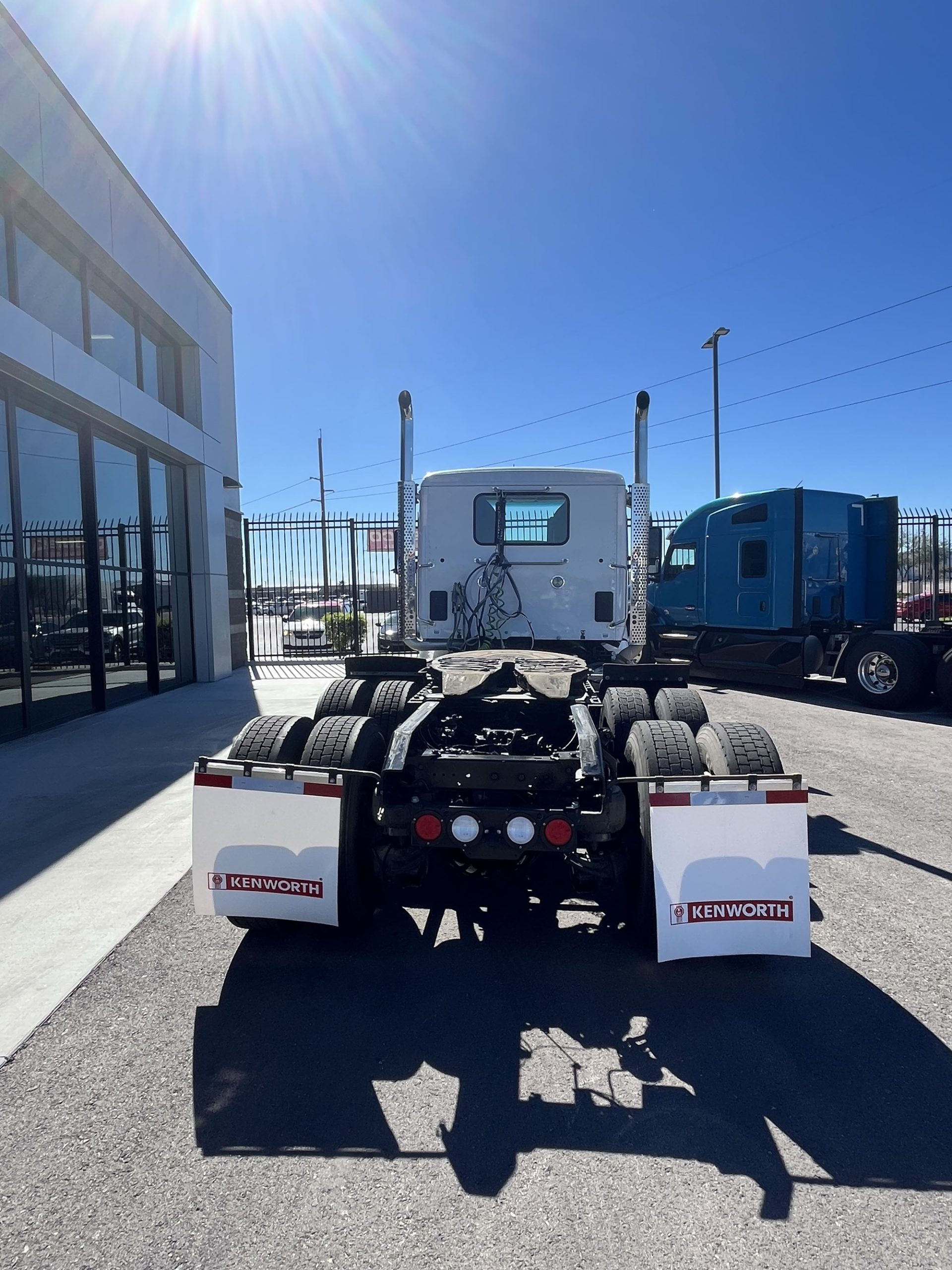 2022 Kenworth T880 - image 5 of 6