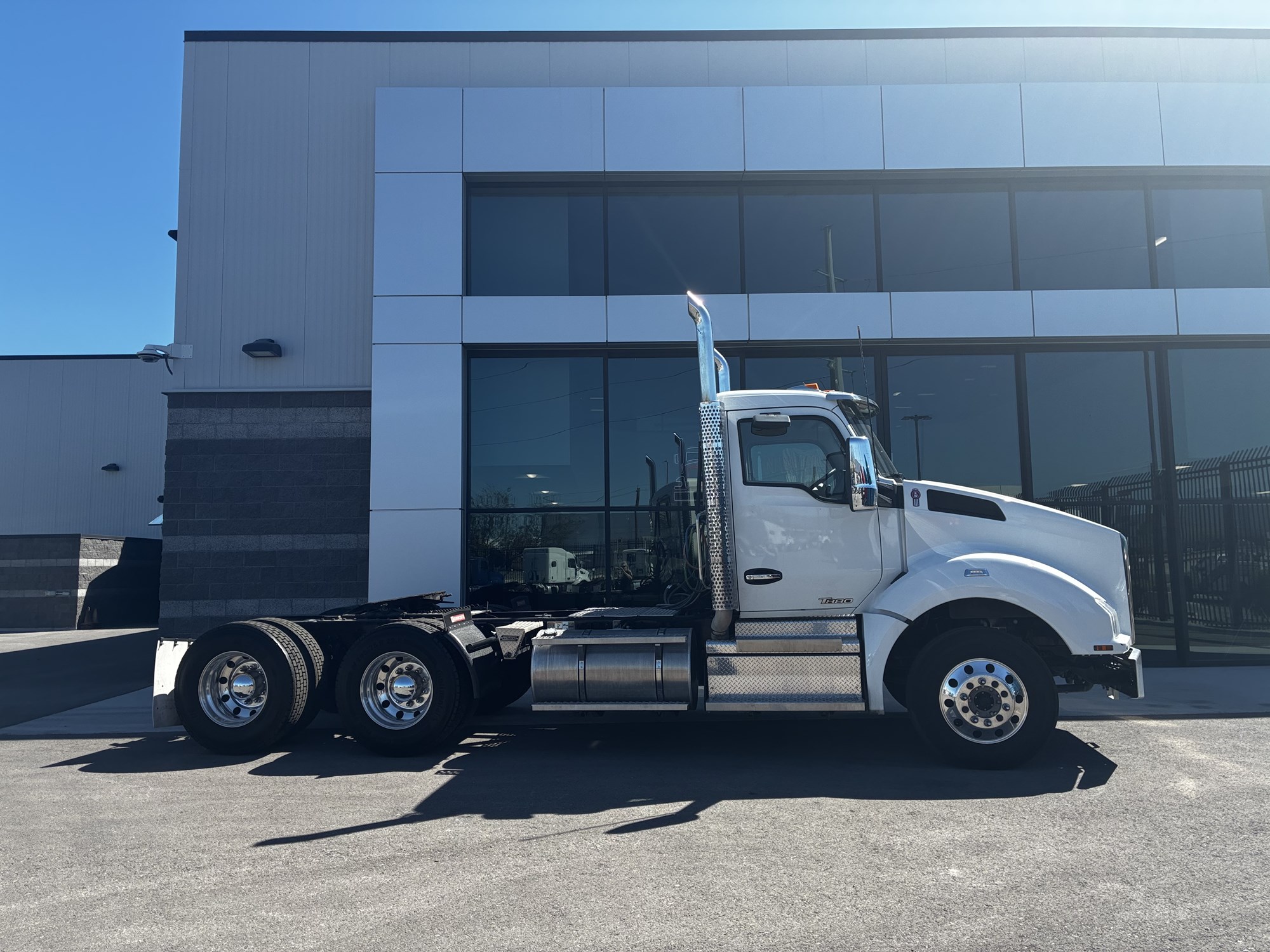 2022 Kenworth T880 - image 2 of 6