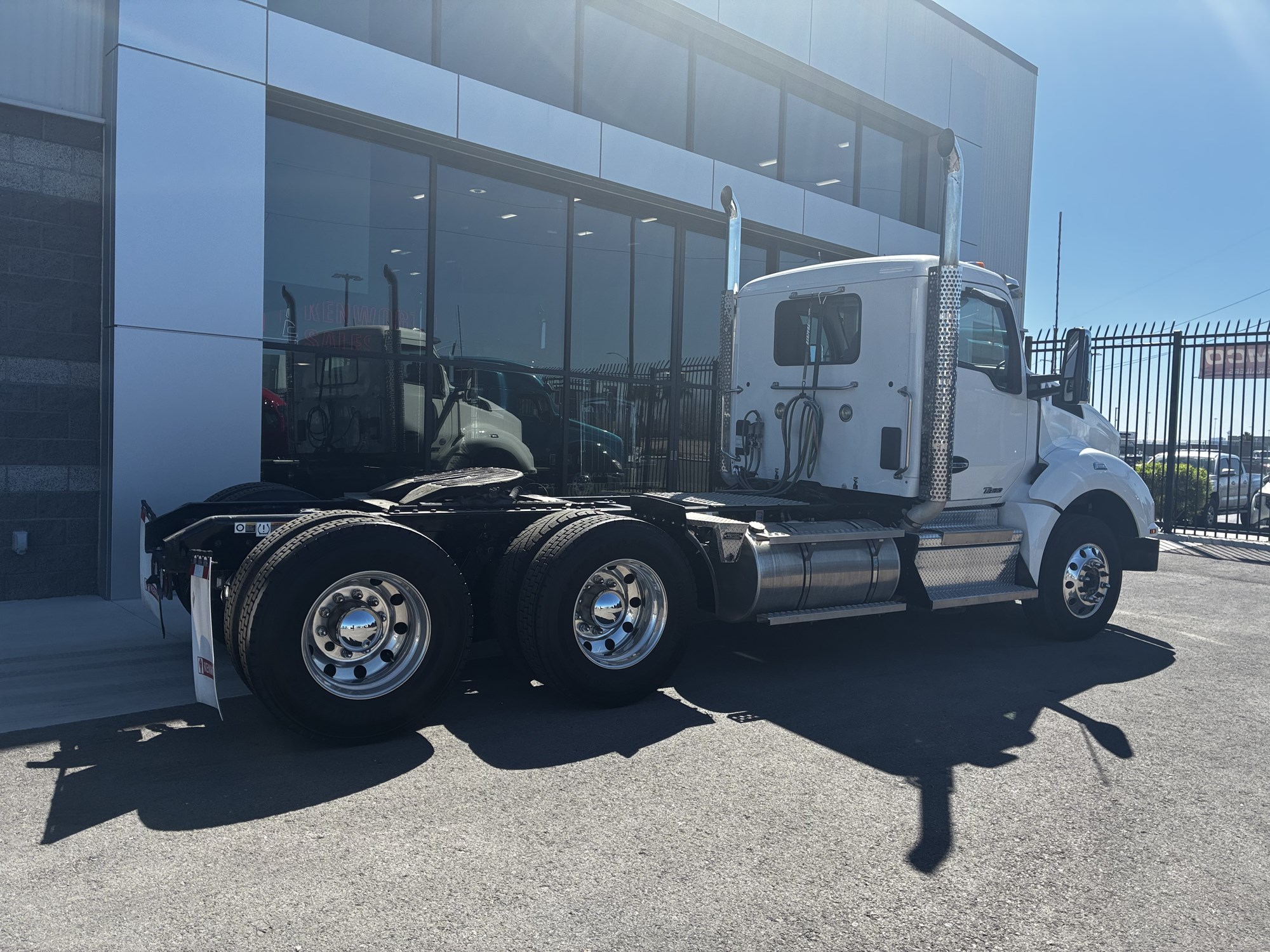 2022 Kenworth T880 - image 3 of 6