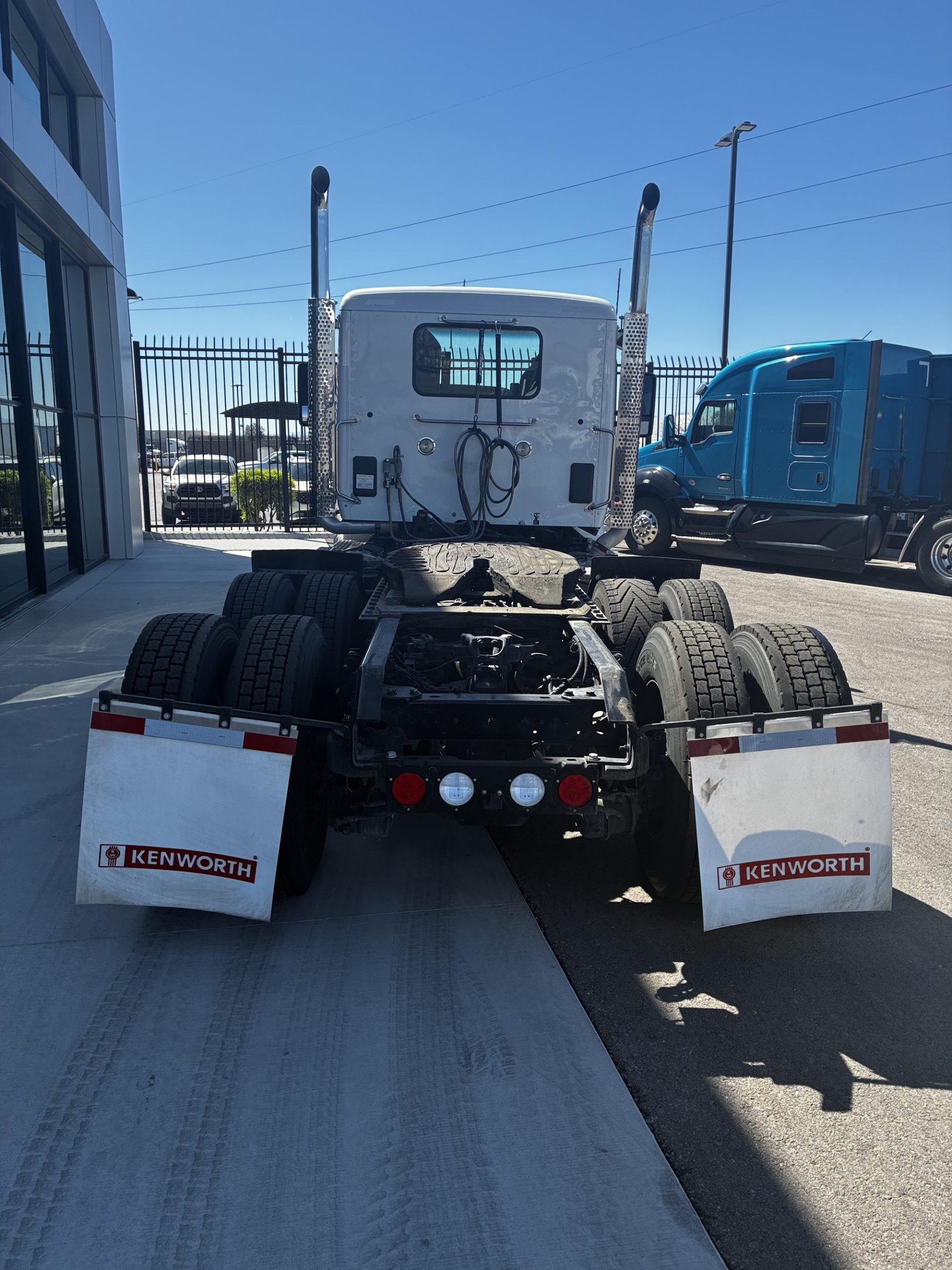 2022 Kenworth T880 - image 4 of 6