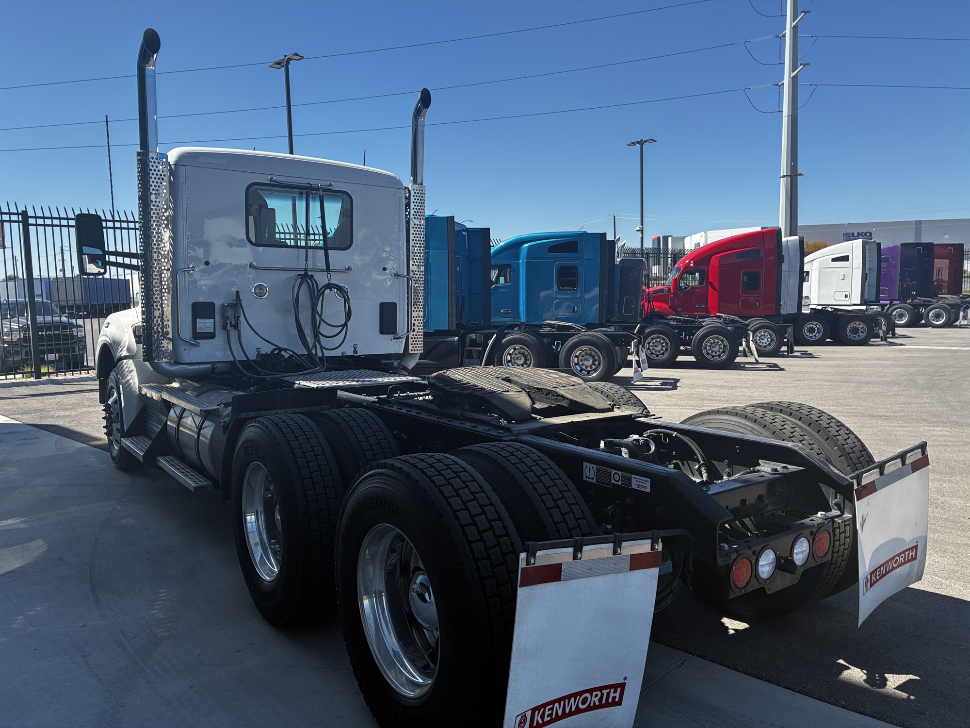 2022 Kenworth T880 - image 5 of 6