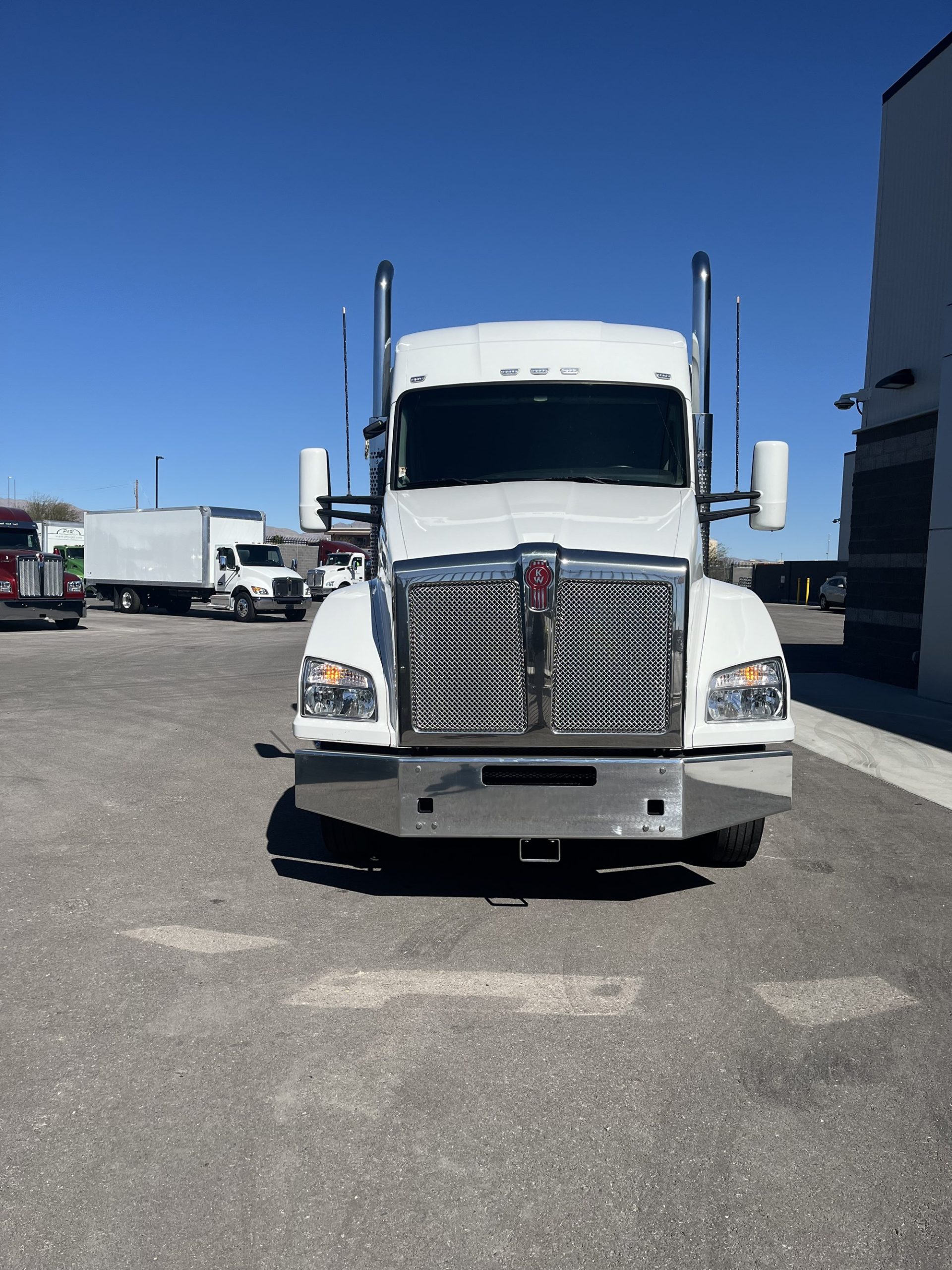 2022 Kenworth T880 - image 2 of 6