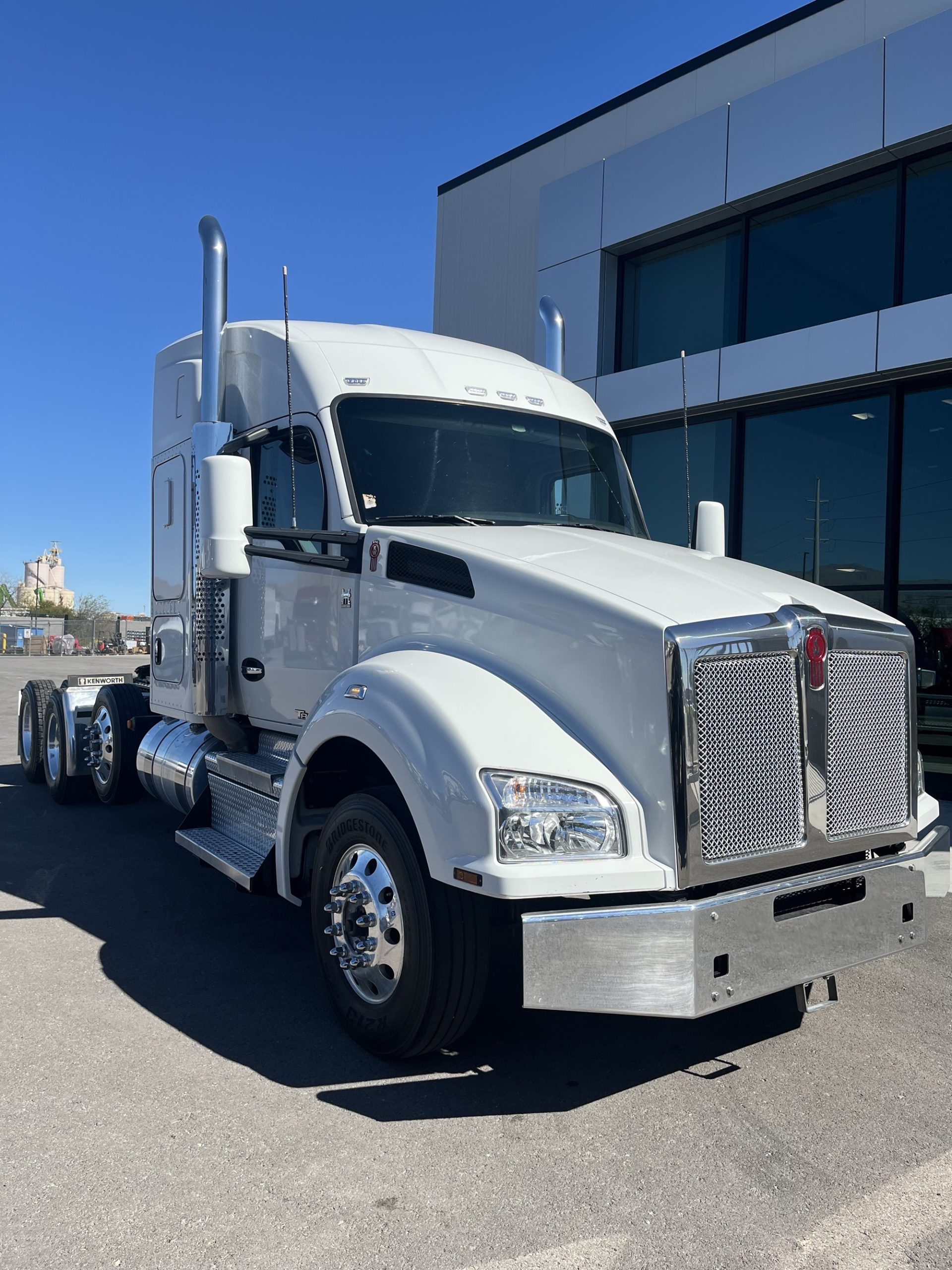 2022 Kenworth T880 - image 3 of 6