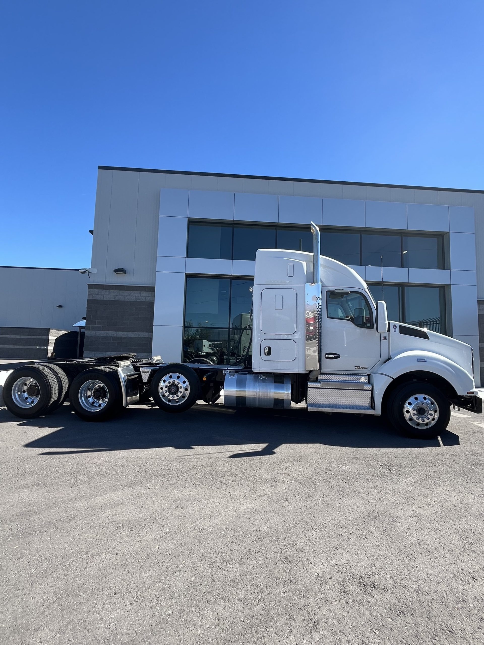 2022 Kenworth T880 - image 4 of 6