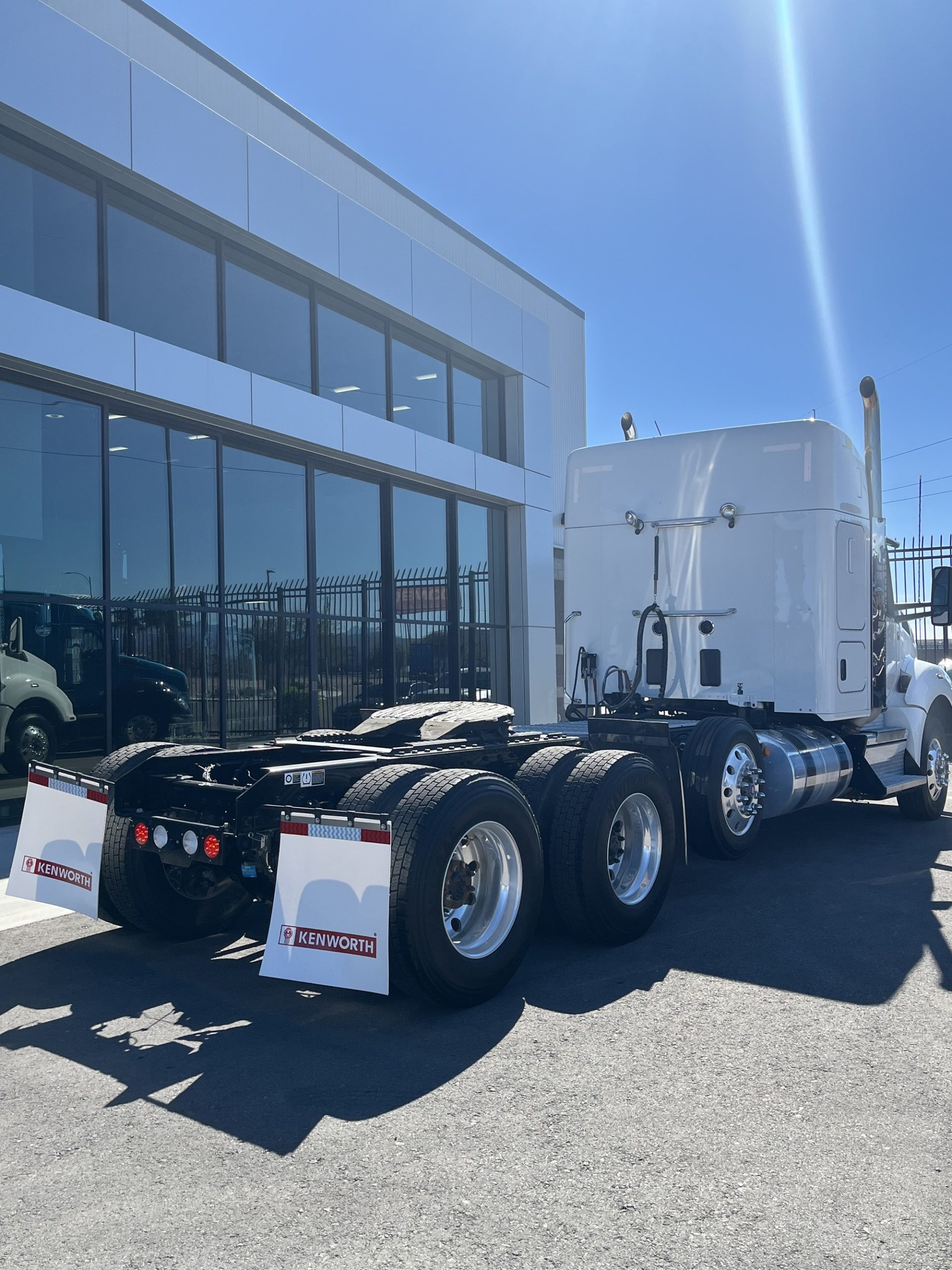 2022 Kenworth T880 - image 5 of 6