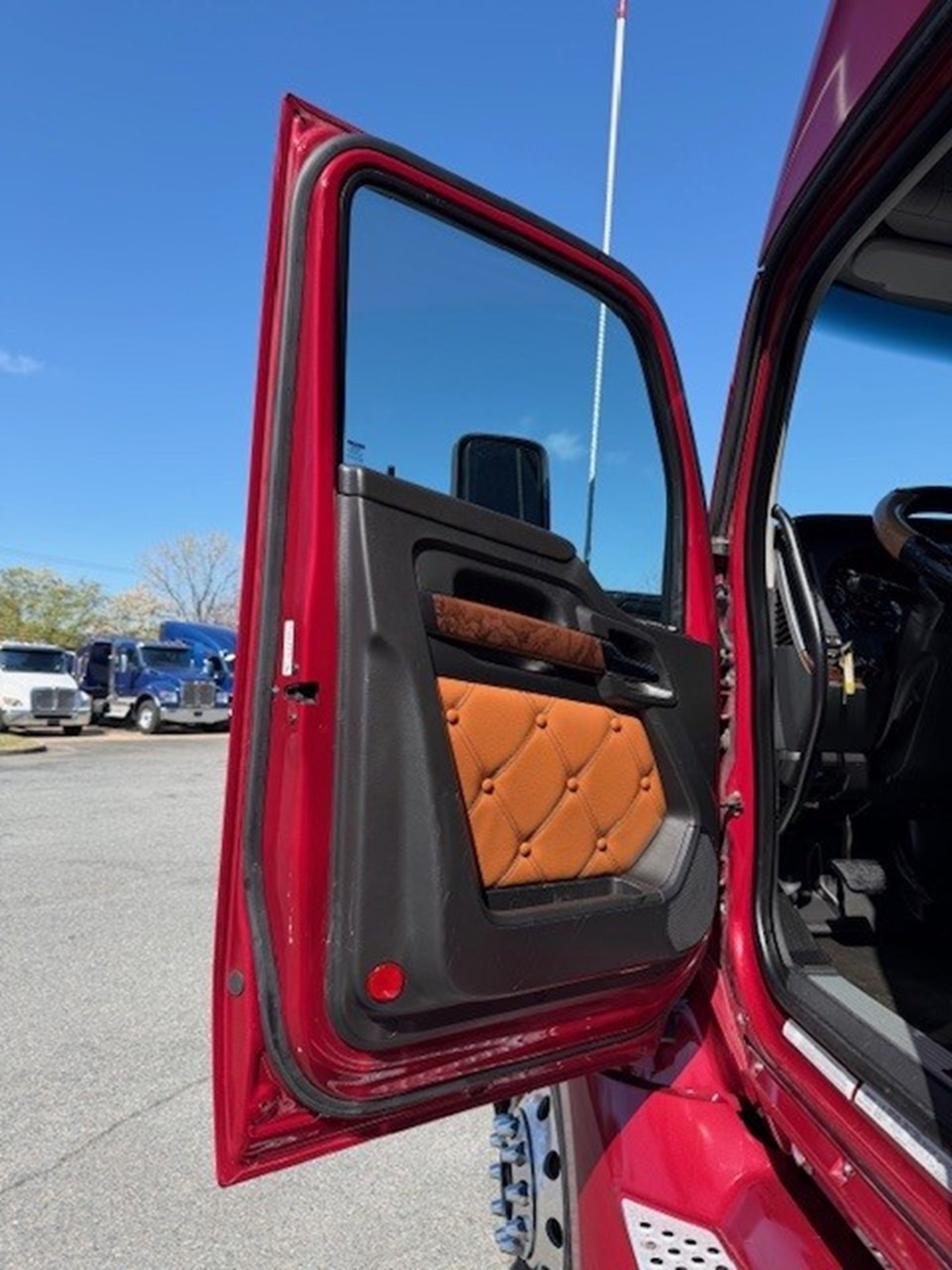 2022 Kenworth T680 - image 5 of 6