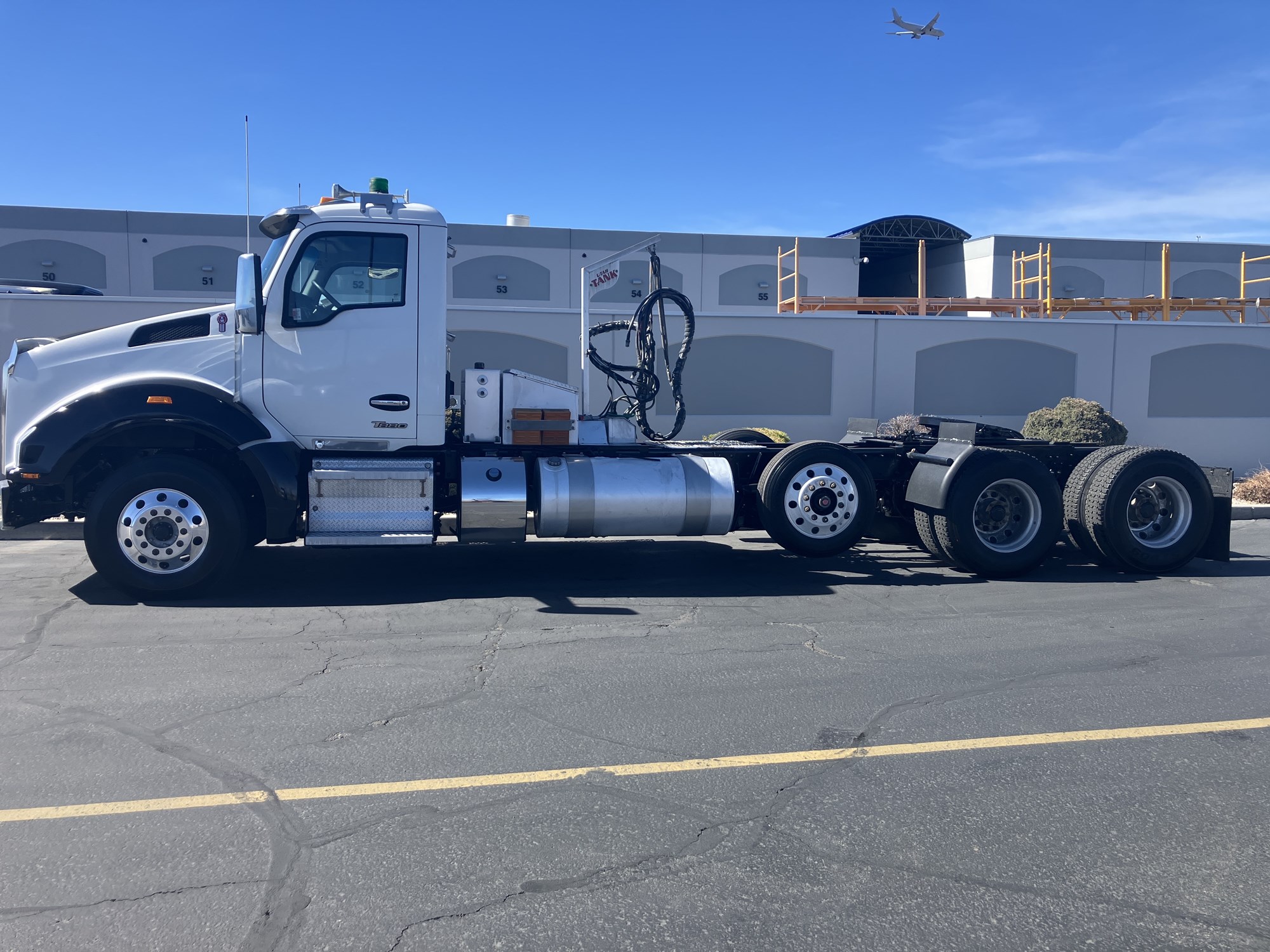 2023 Kenworth T880 - image 2 of 6