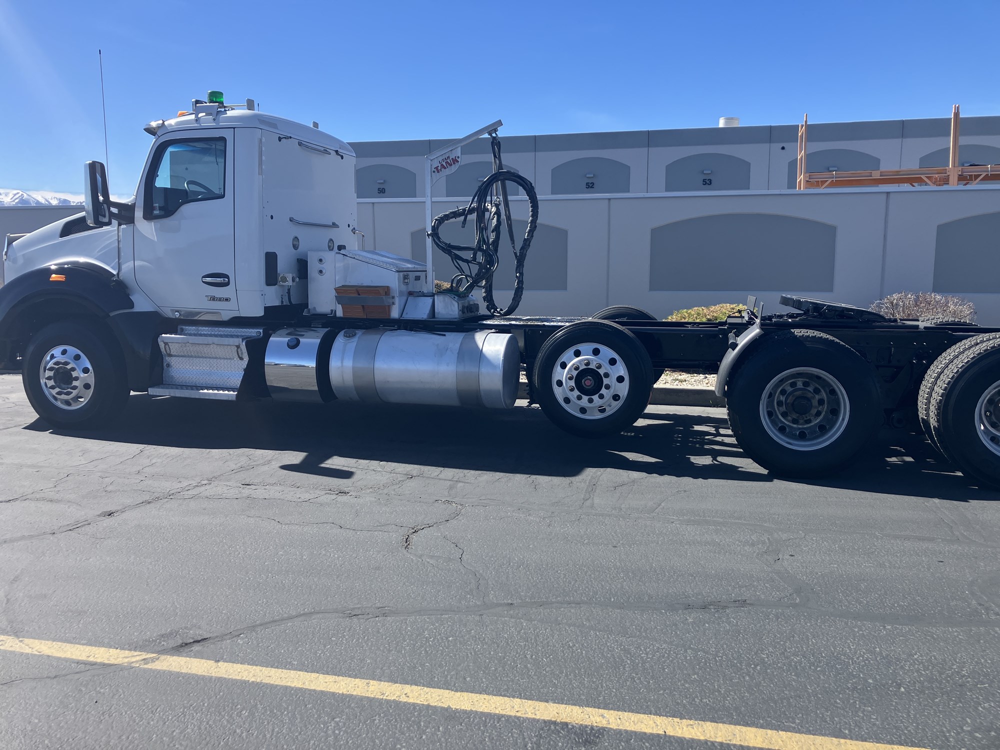 2023 Kenworth T880 - image 3 of 6