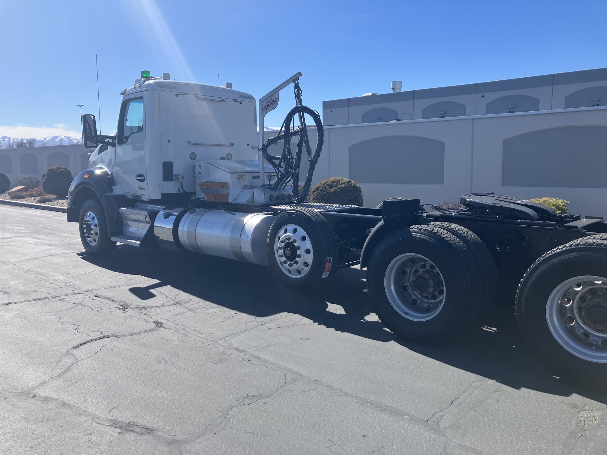 2023 Kenworth T880 - image 4 of 6