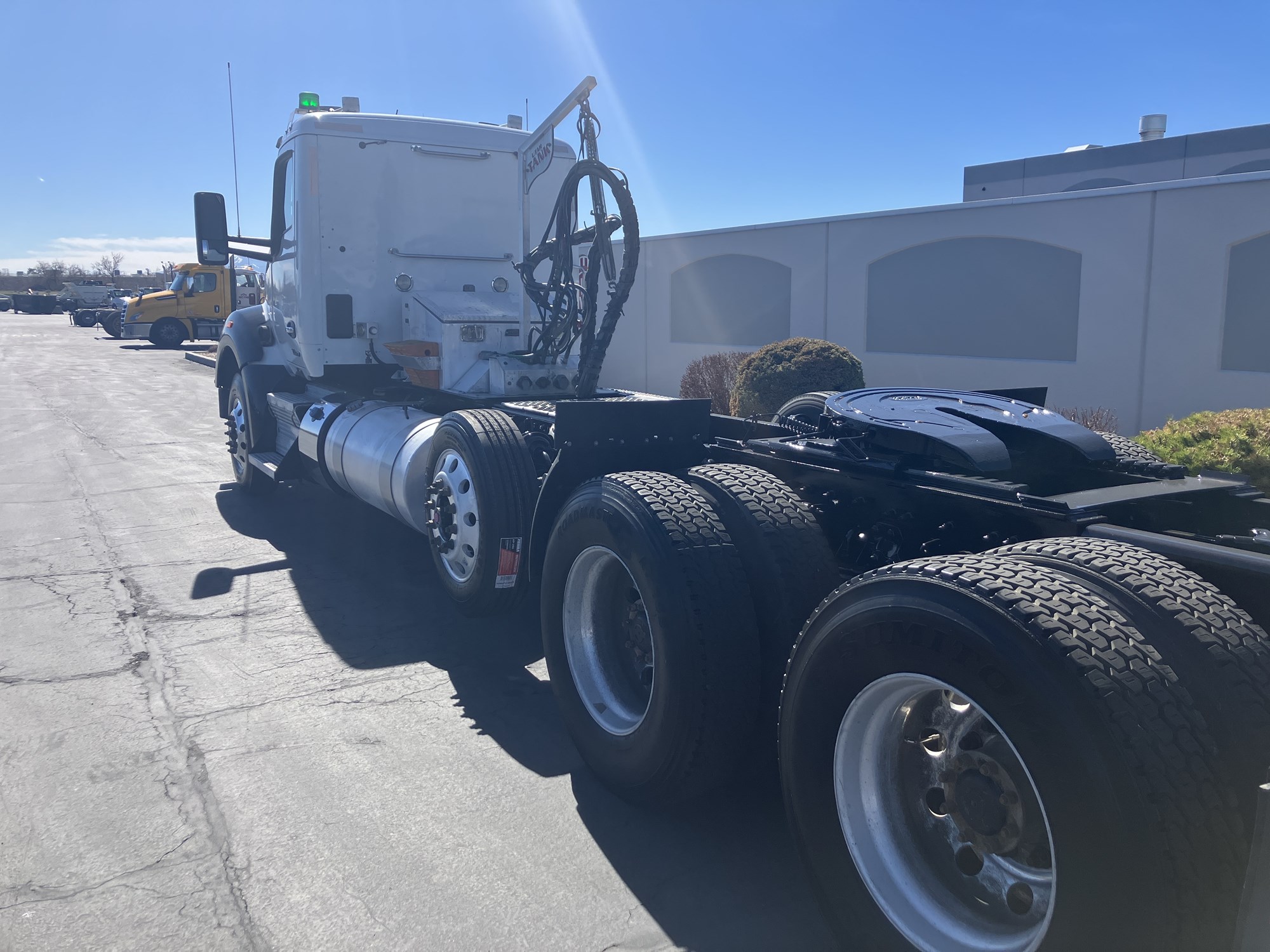 2023 Kenworth T880 - image 5 of 6