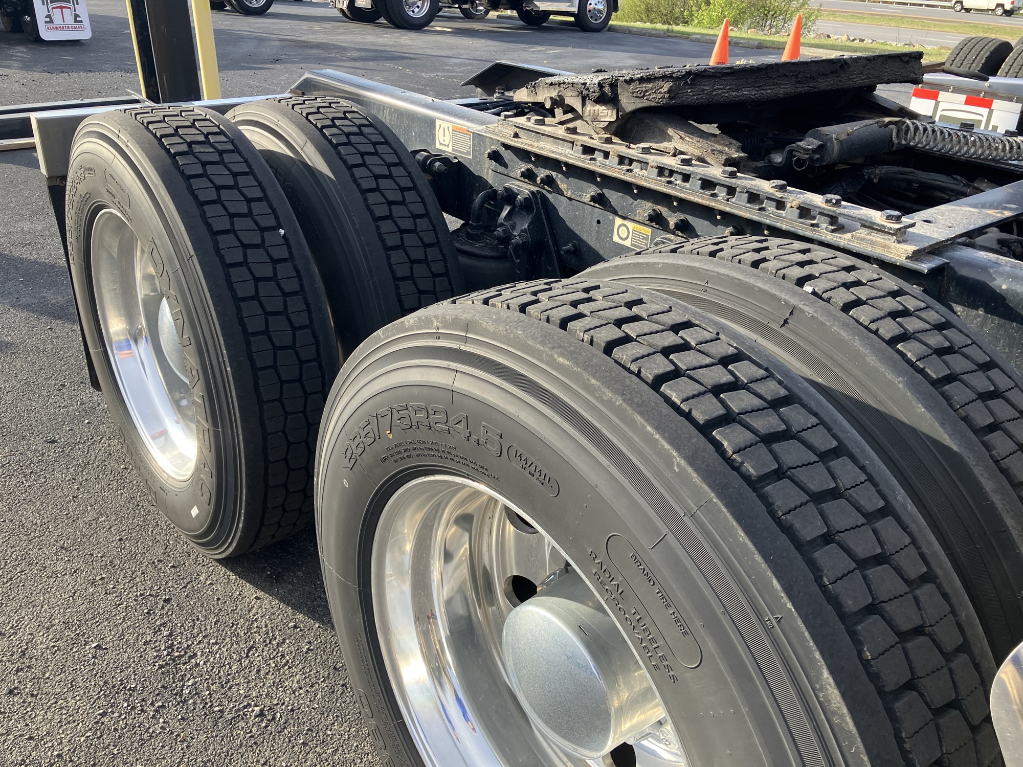 2023 Kenworth W990 - image 3 of 6