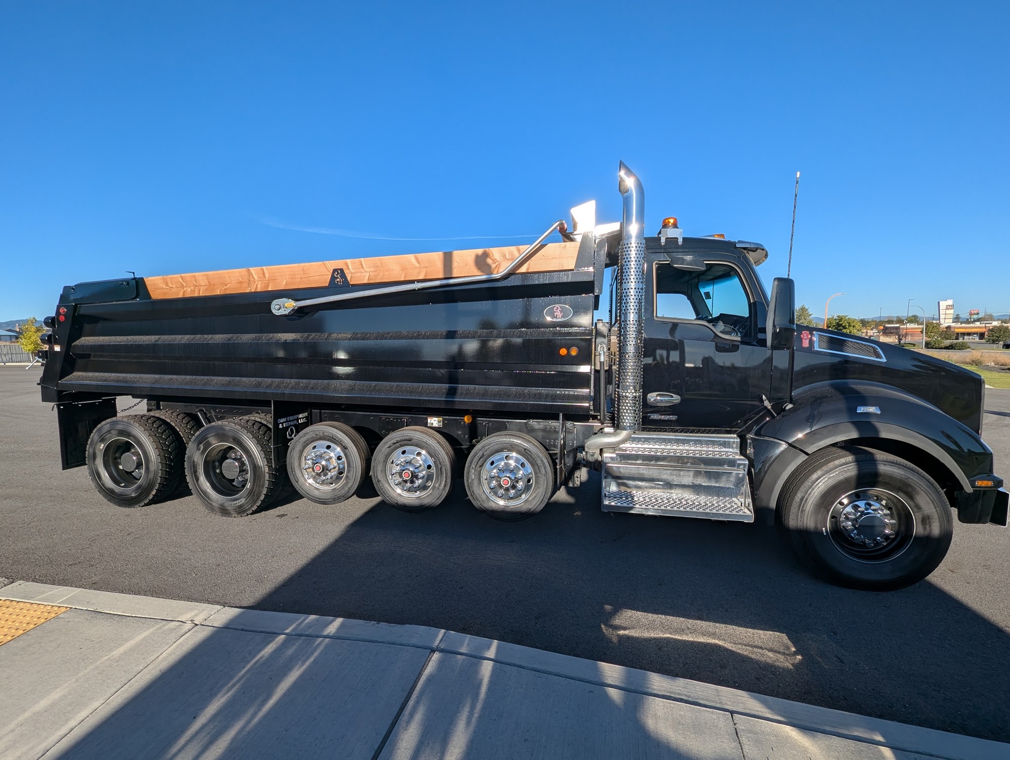 2025 Kenworth T880 - image 2