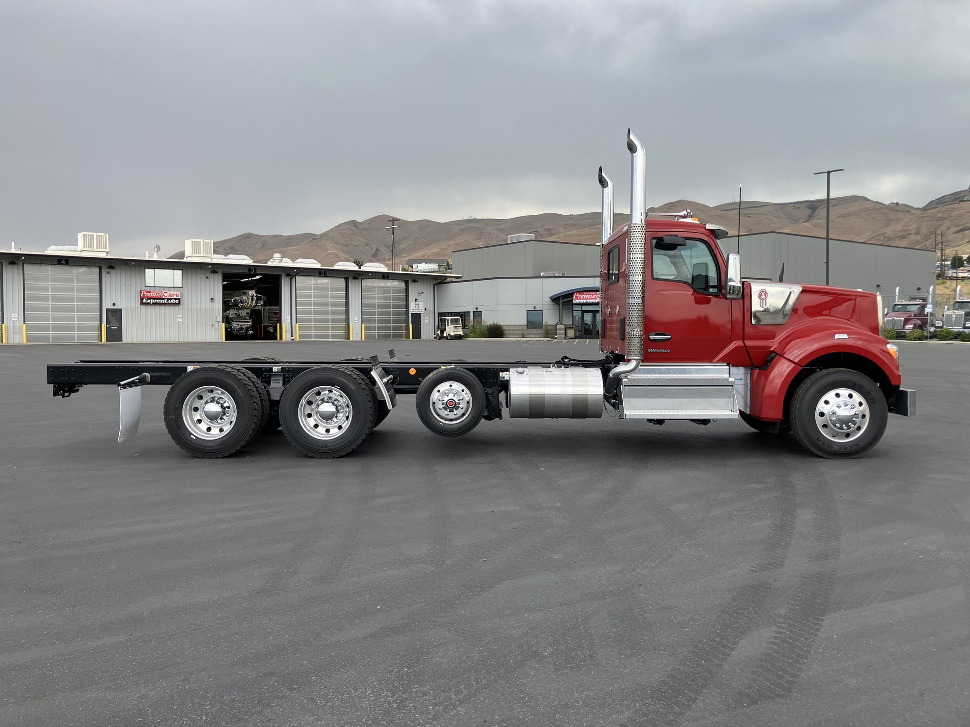 2026 Kenworth W990 - image 3