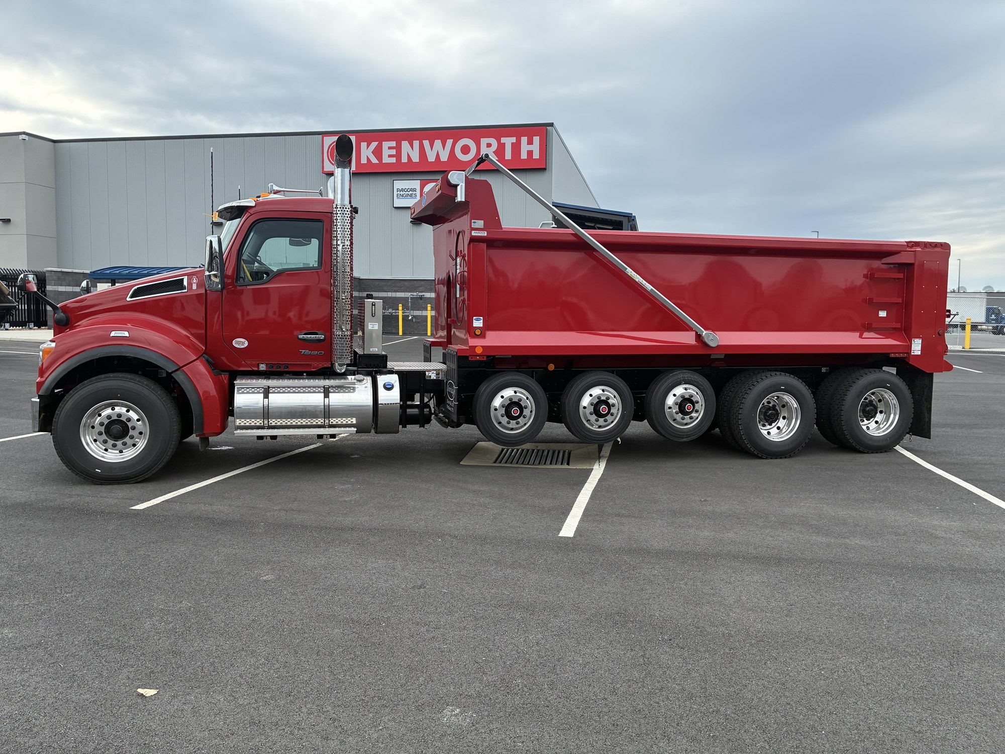 2026 Kenworth T880 - image 3 of 6