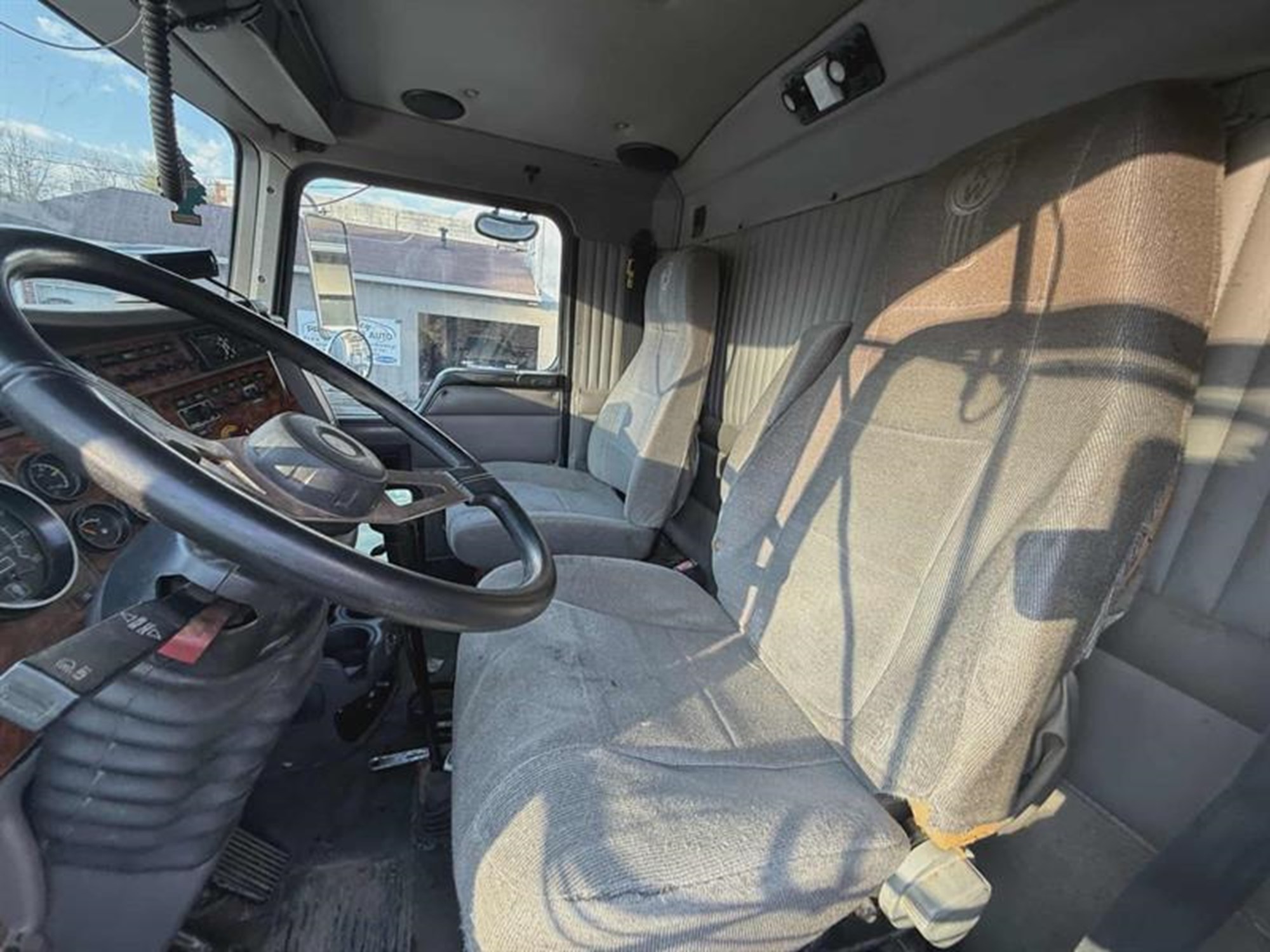 2002 Mack CH613 - image 3 of 6