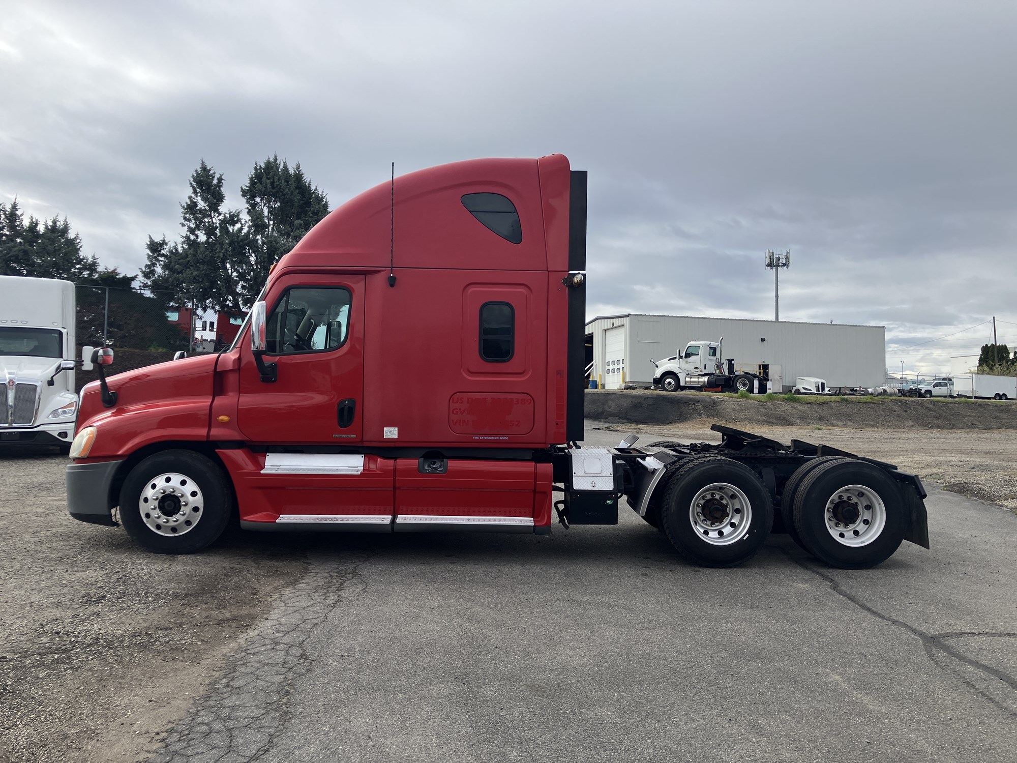 2011 Freightliner Cascadia - image 2 of 6