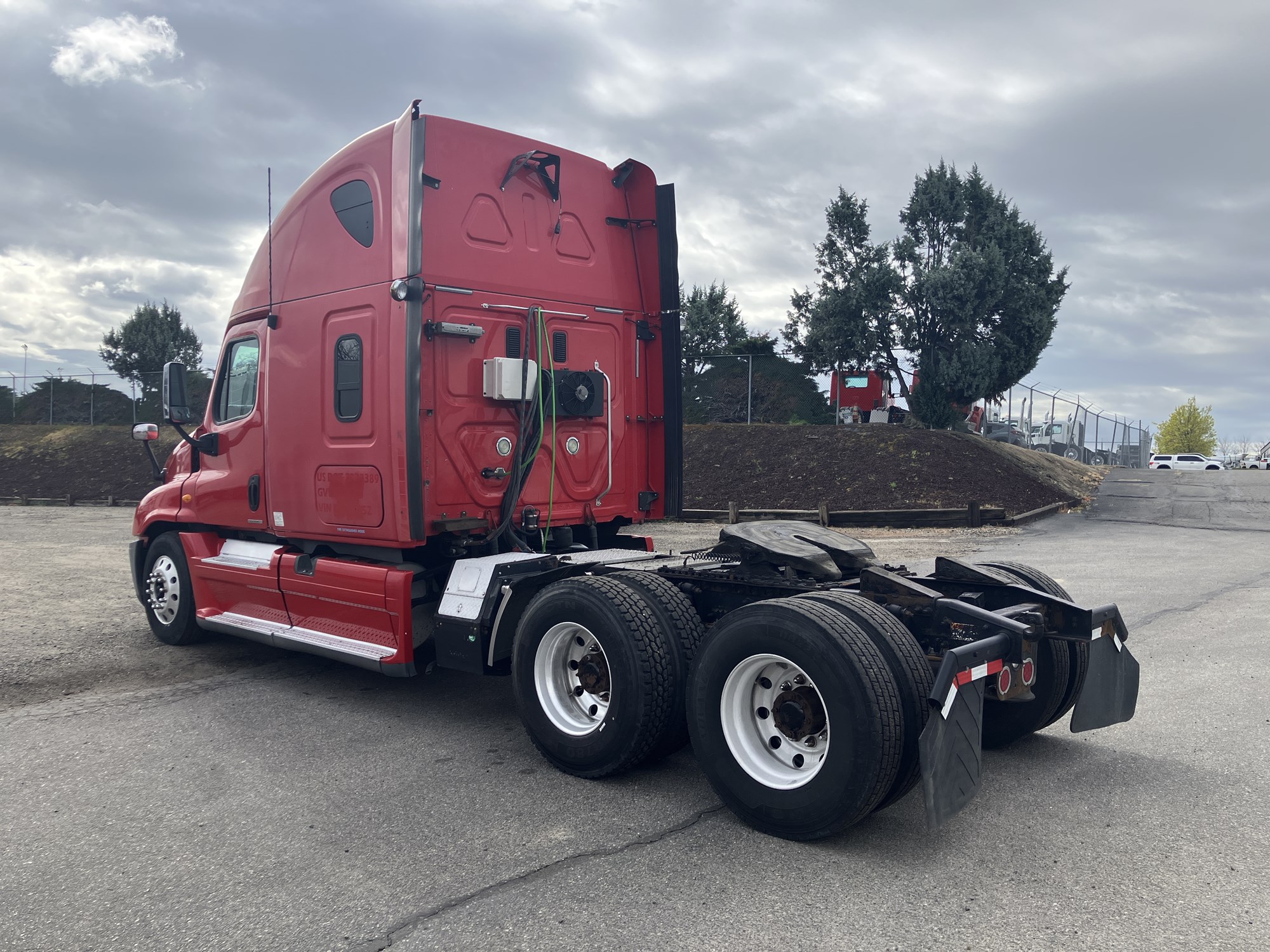 2011 Freightliner Cascadia - image 3 of 6