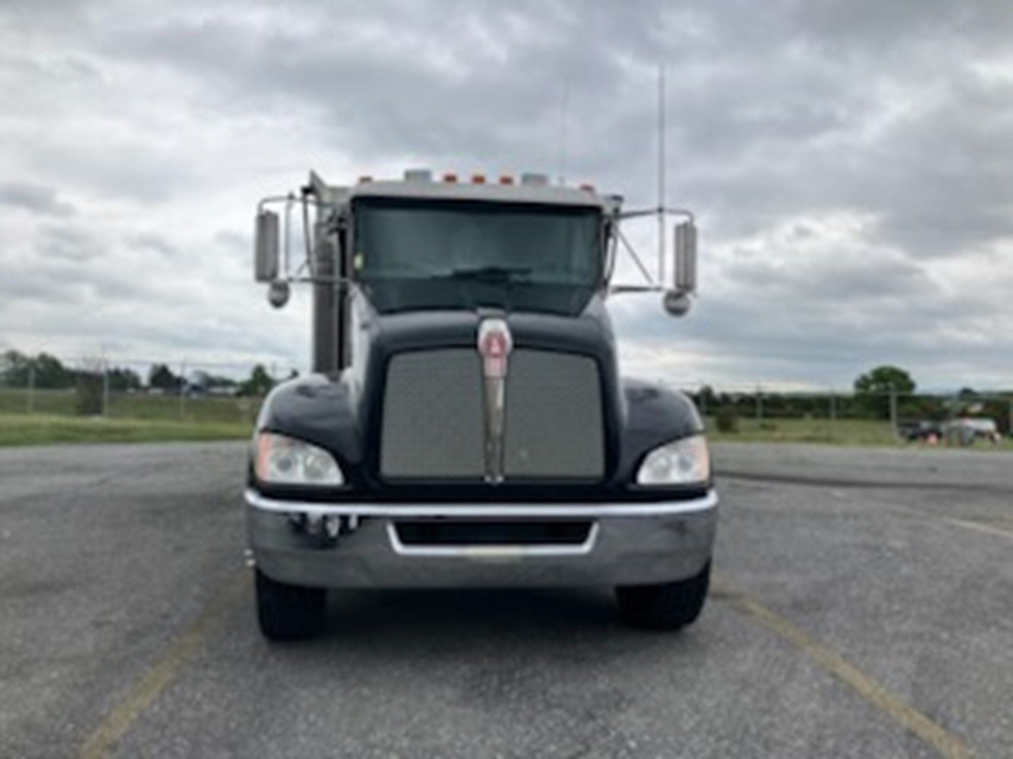 2018 Kenworth T370 - image 2 of 6