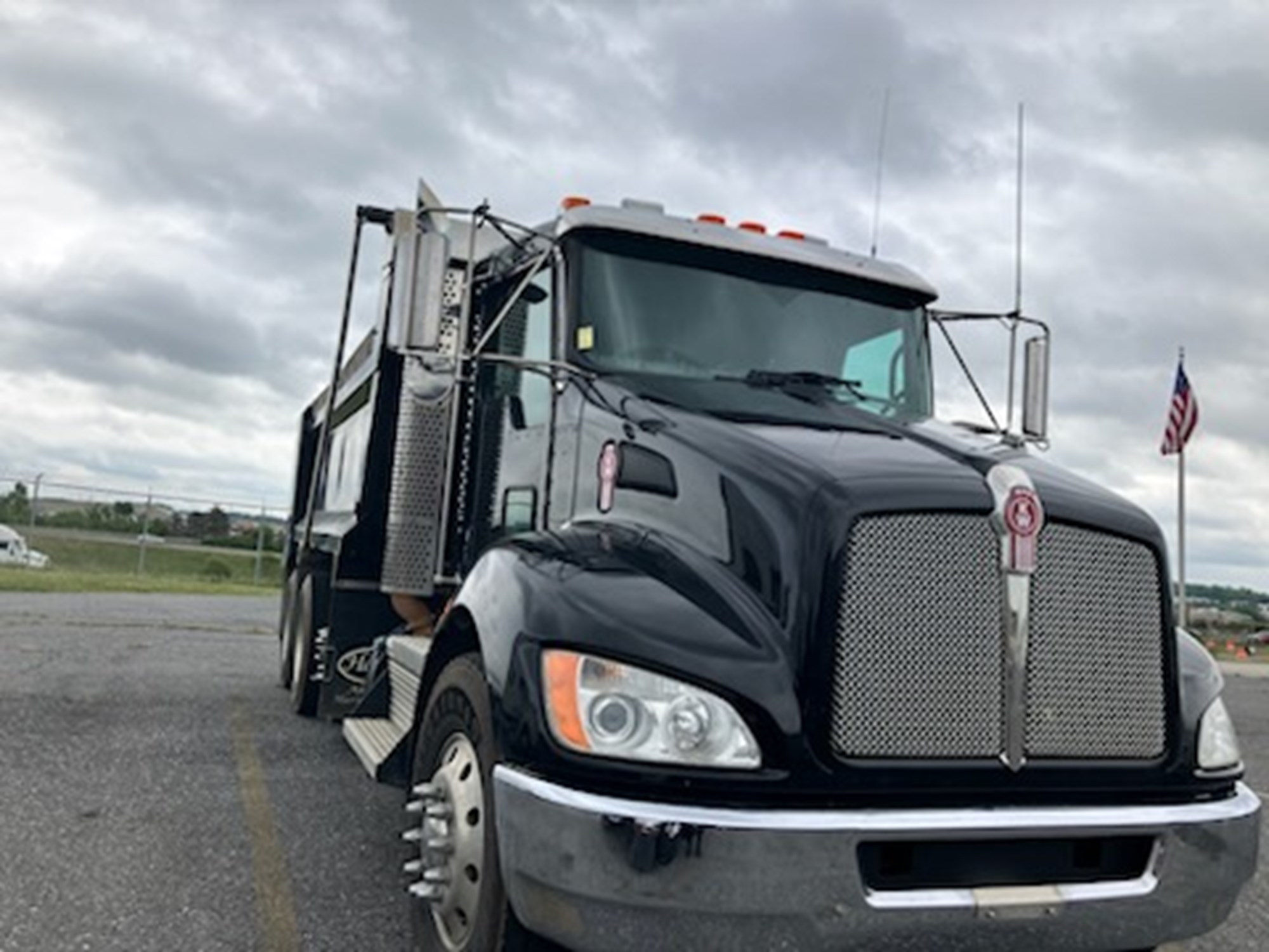 2018 Kenworth T370 - image 3 of 6