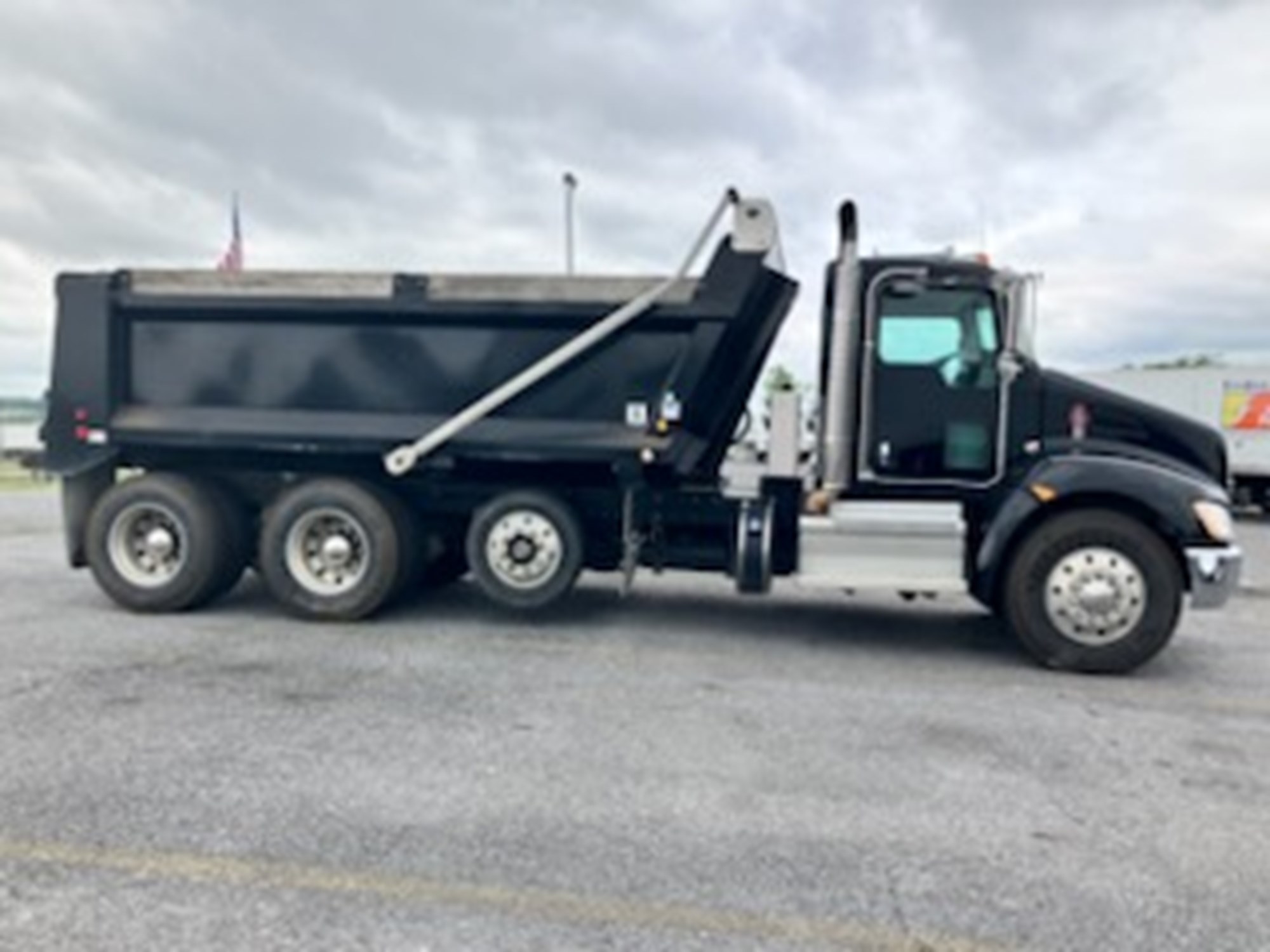 2018 Kenworth T370 - image 4 of 6