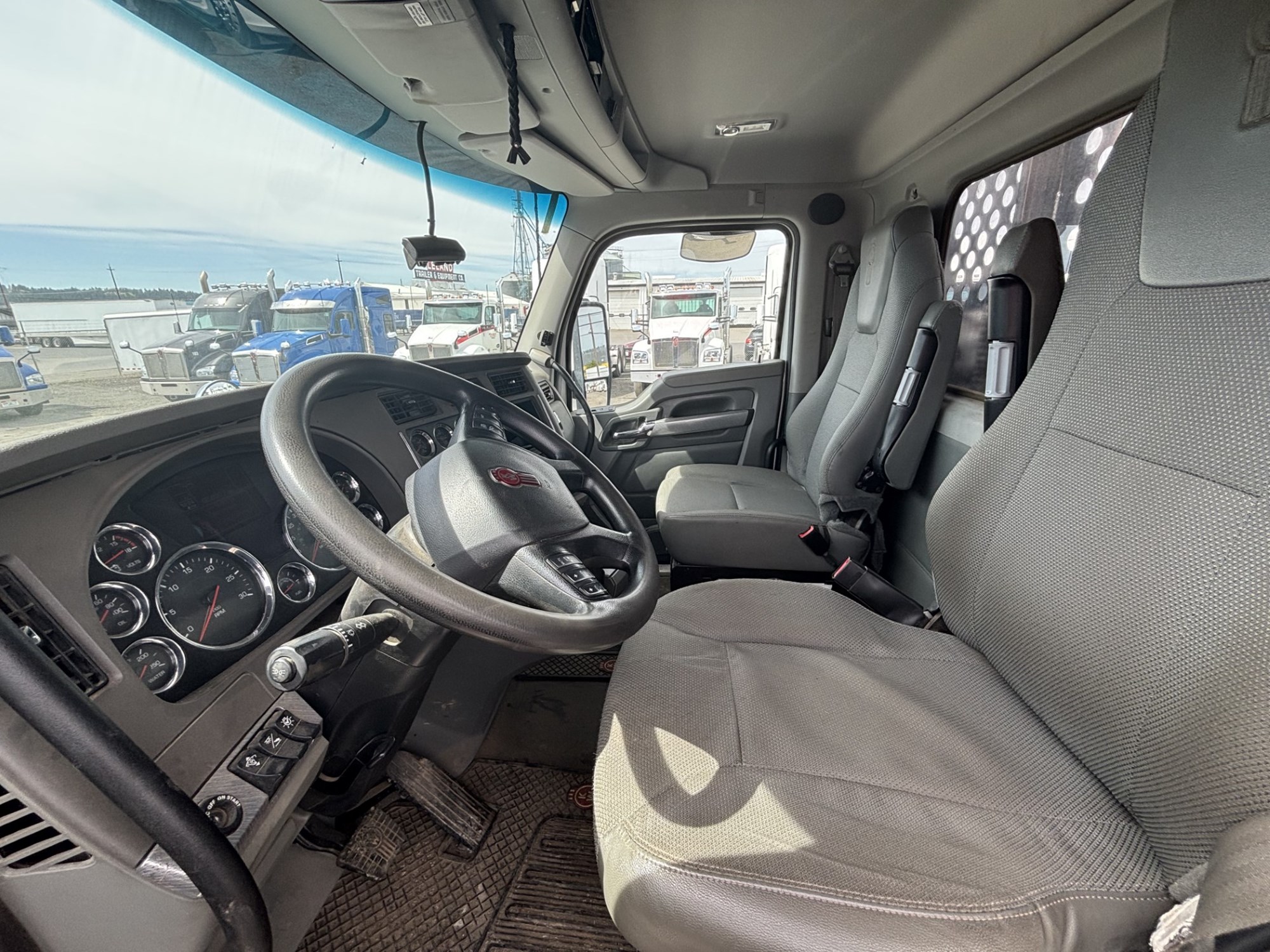 2019 Kenworth T880 - image 3 of 6