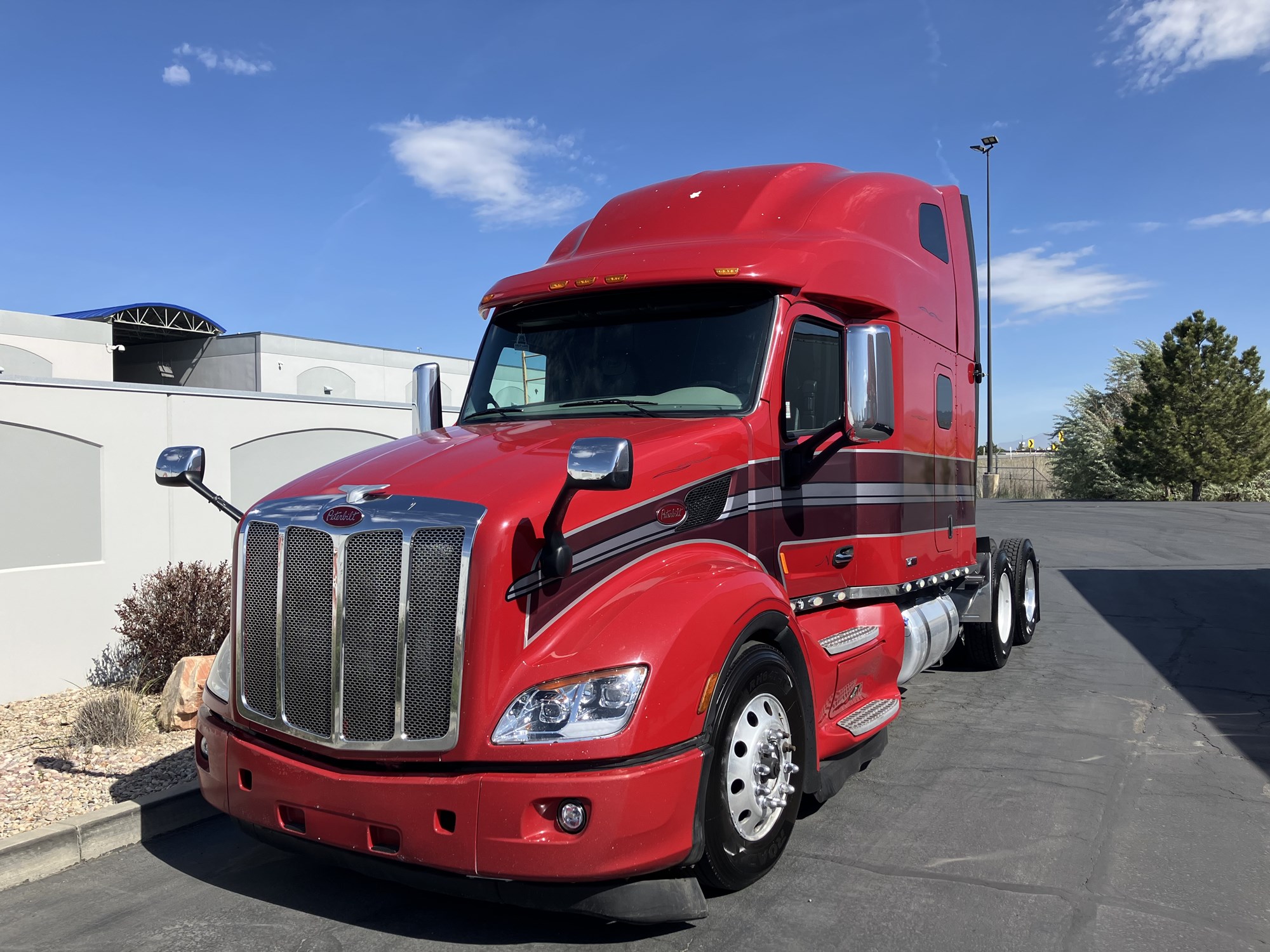 2020 Peterbilt 579 - image 2 of 6