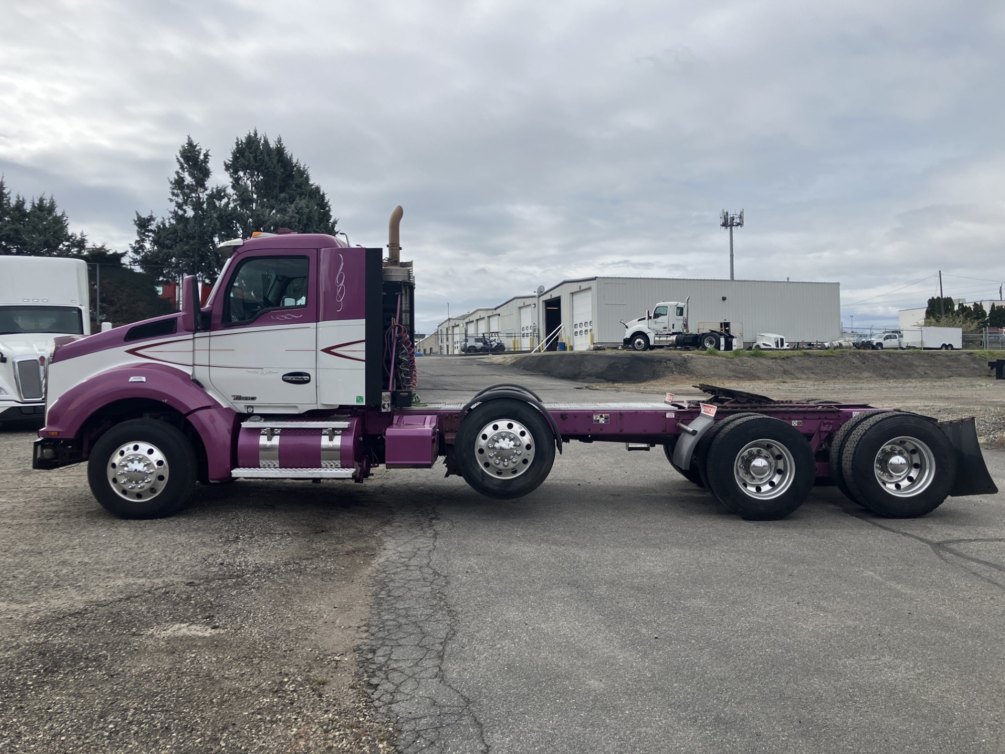 2020 Kenworth T880 - image 2 of 6