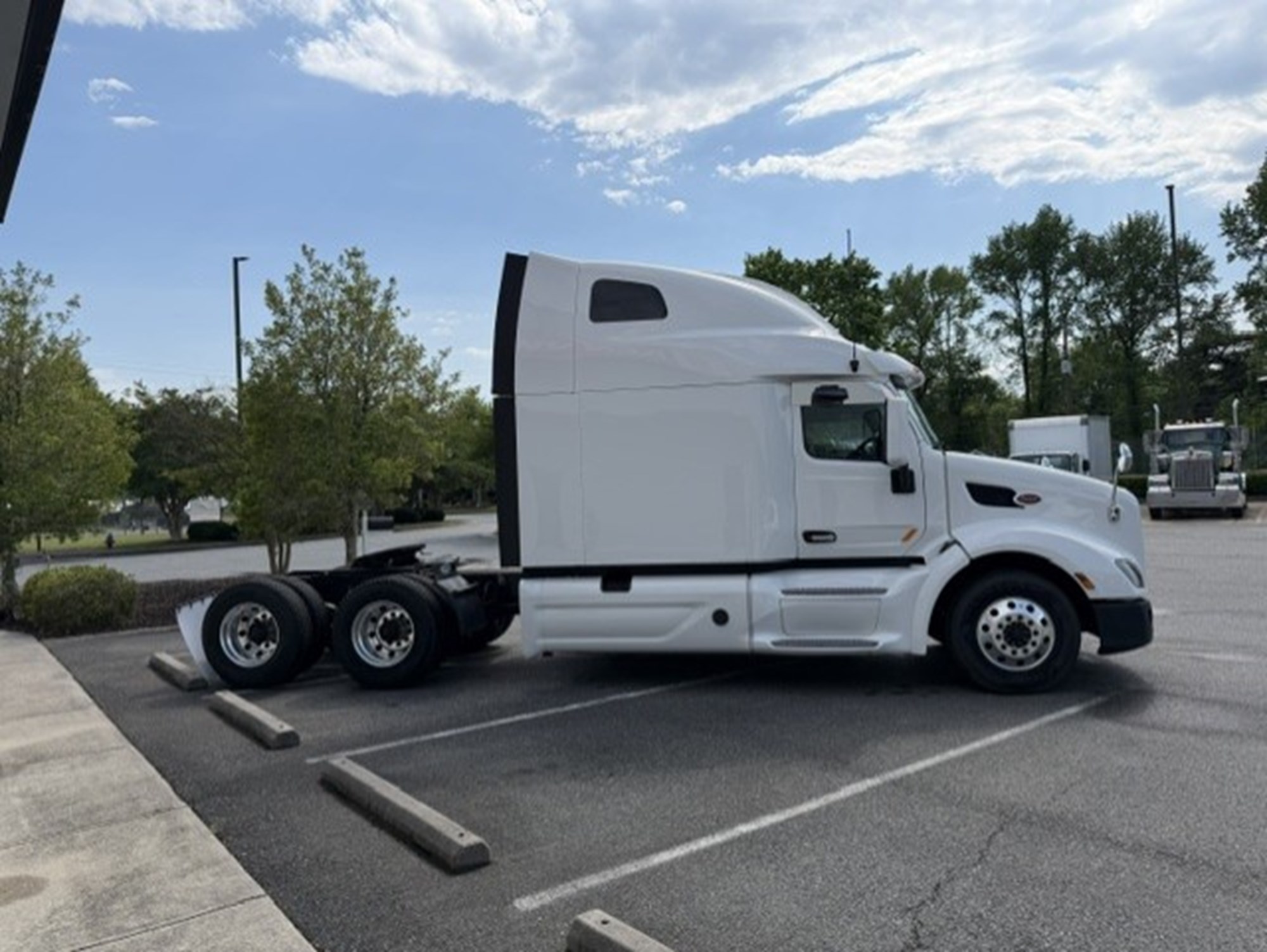 2021 Peterbilt 579 - image 4 of 6