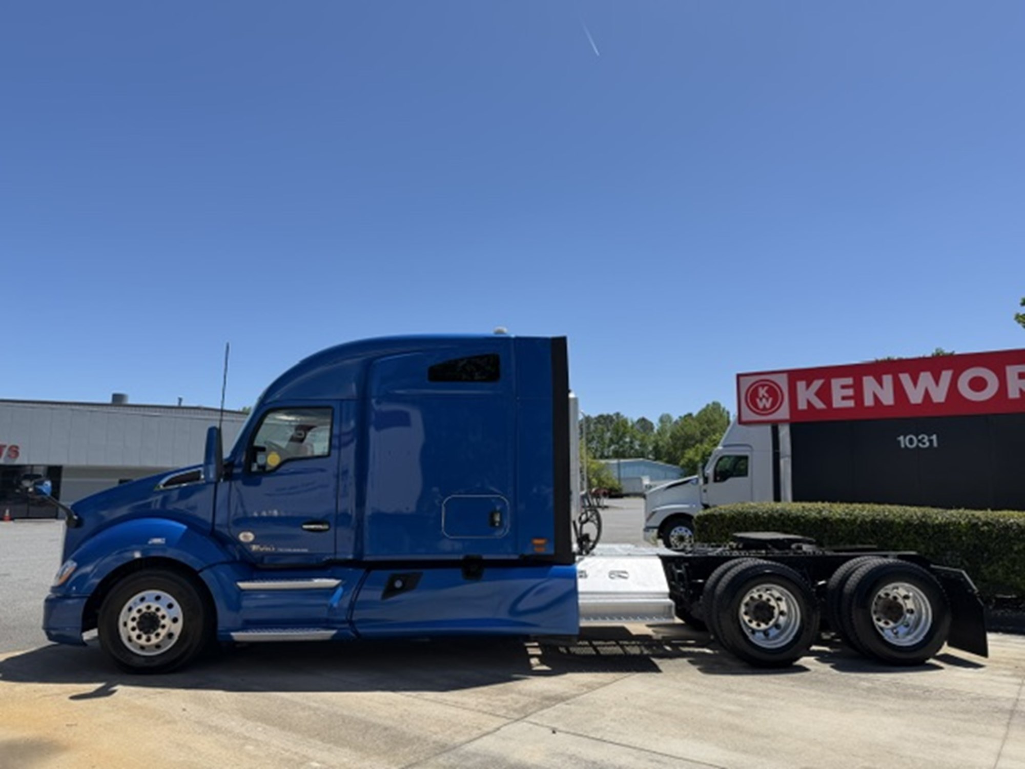 2021 Kenworth T680 - image 2 of 6