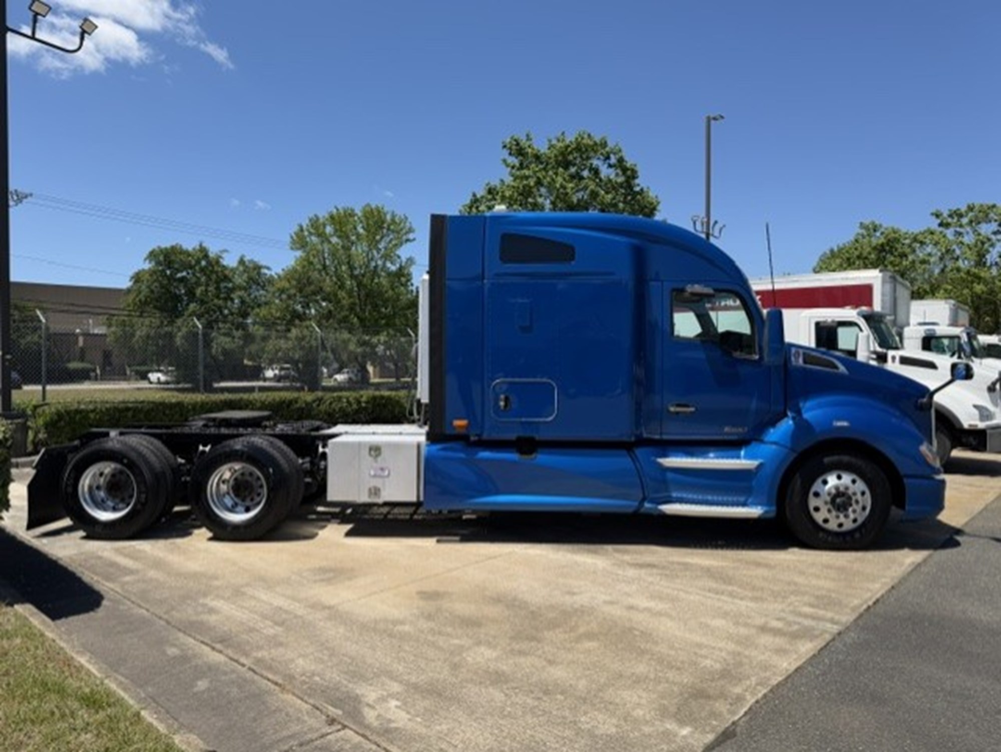 2021 Kenworth T680 - image 3 of 6