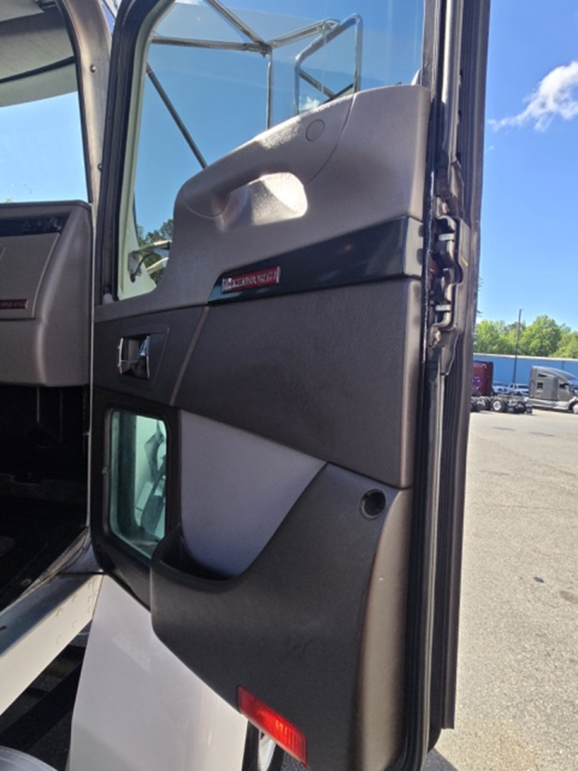 2021 Kenworth T680 - image 6 of 6