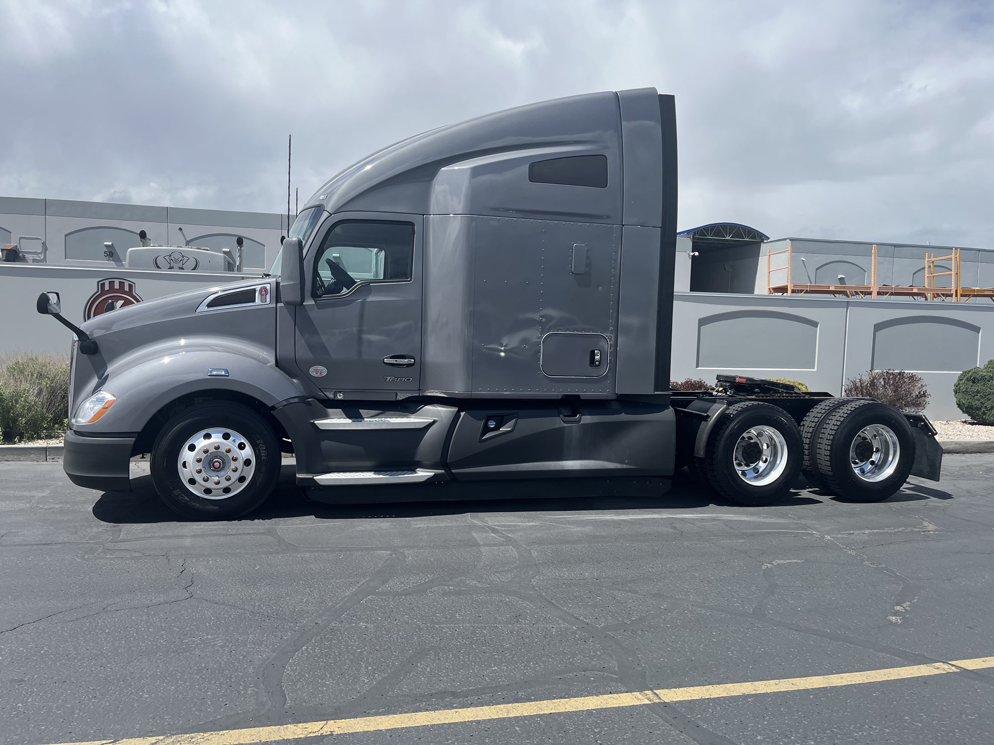 2022 Kenworth T680 - image 1 of 6