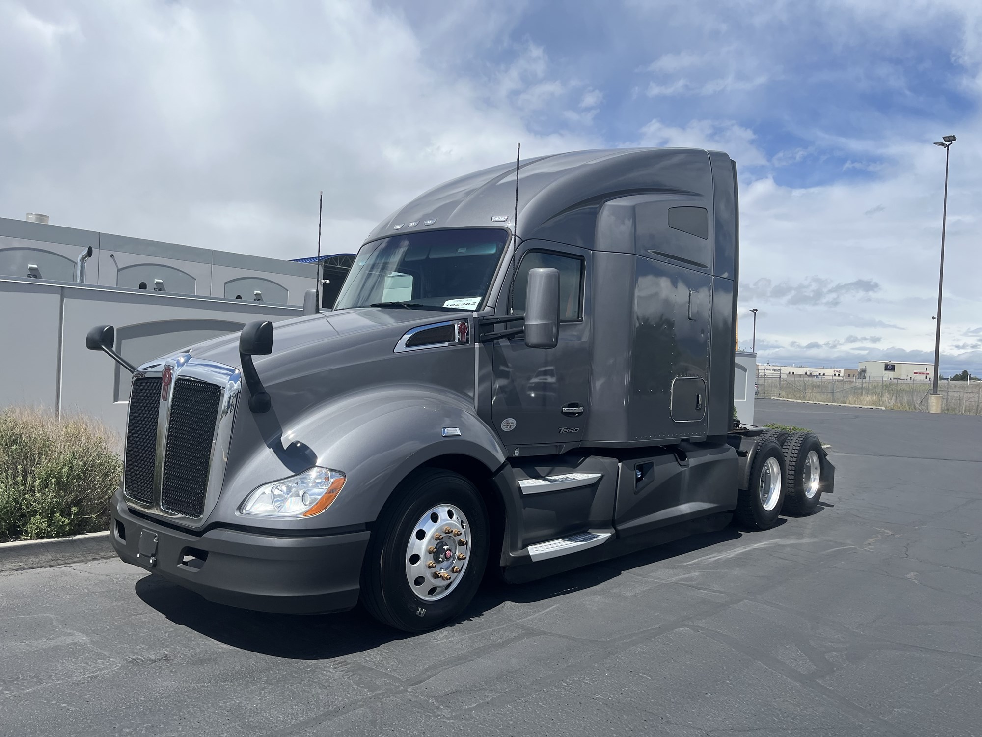 2022 Kenworth T680 - image 2 of 6