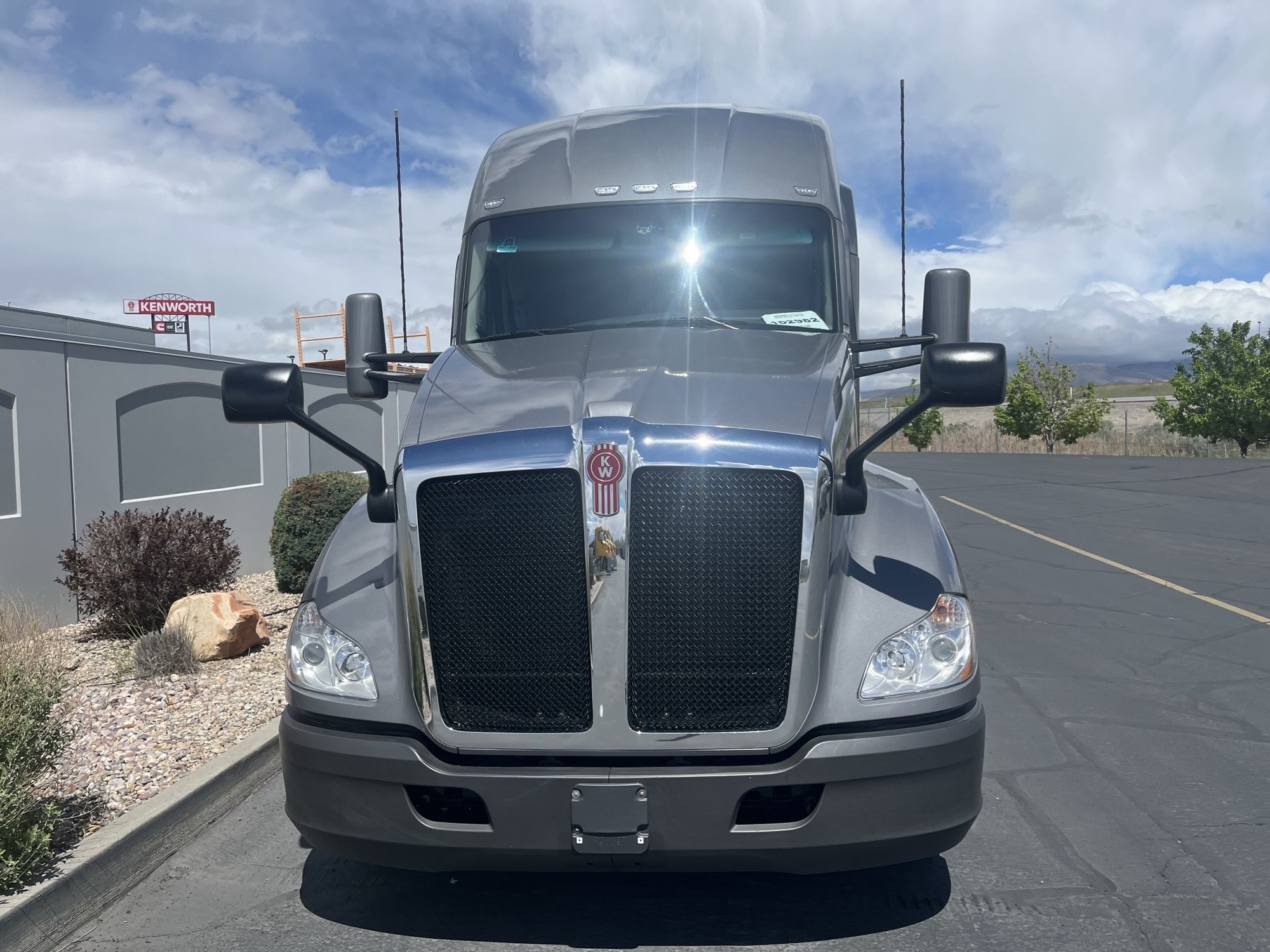 2022 Kenworth T680 - image 3 of 6
