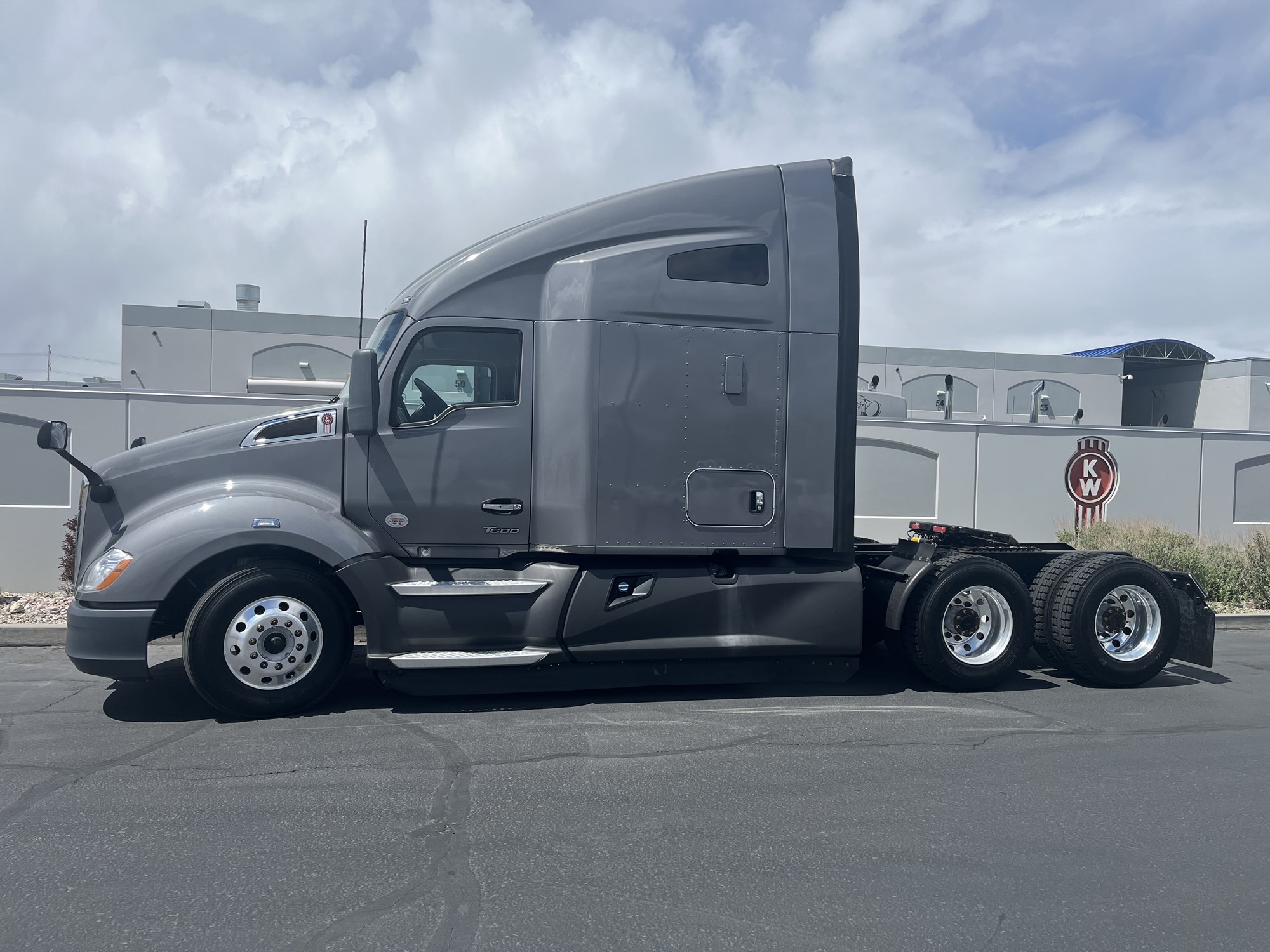2022 Kenworth T680 - image 1 of 6